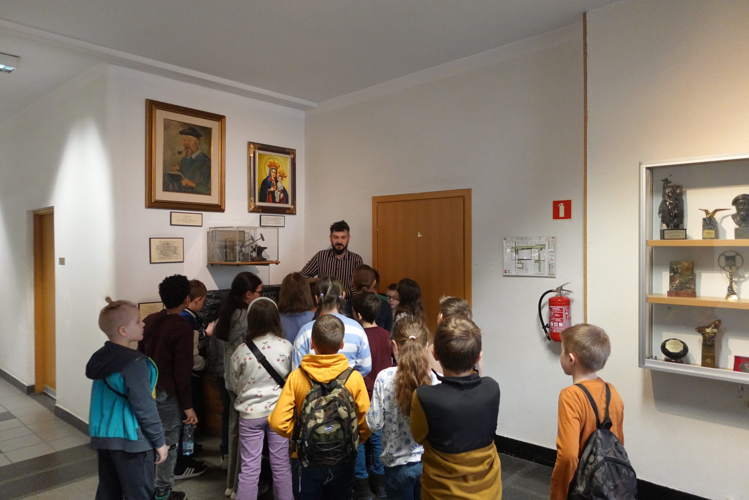 Uczniowie klasy 3a podczas wycieczki do Polskiego Radia Katowice