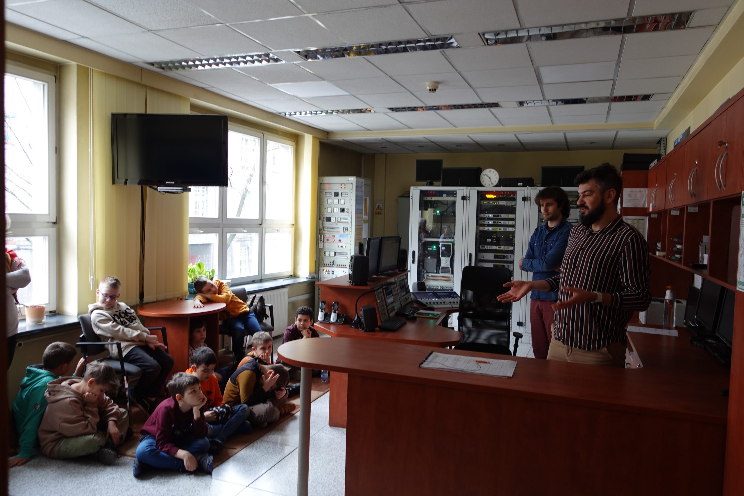 Uczniowie klasy 3a podczas wycieczki do Polskiego Radia Katowice