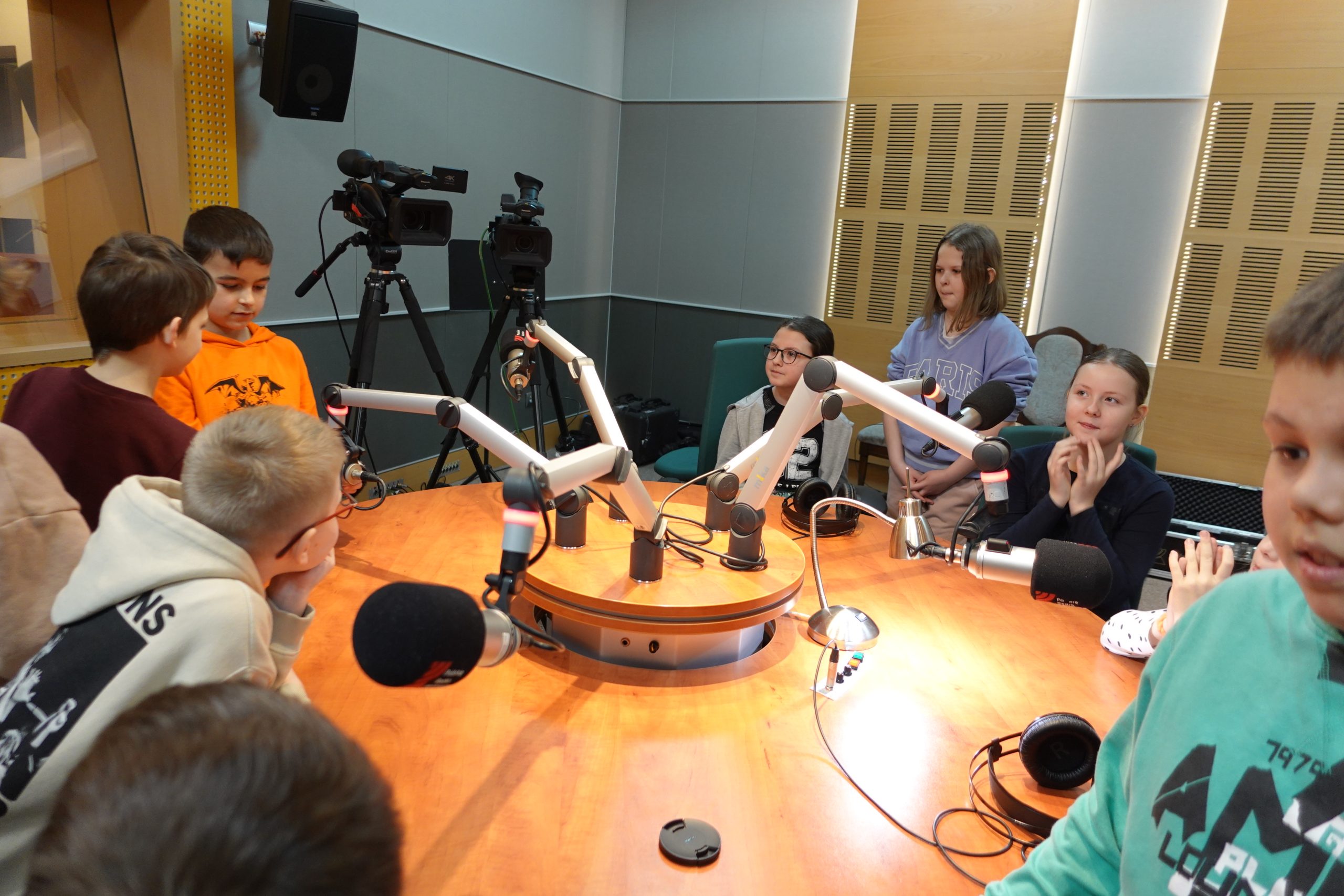 Uczniowie klasy 3a podczas wycieczki do Polskiego Radia Katowice