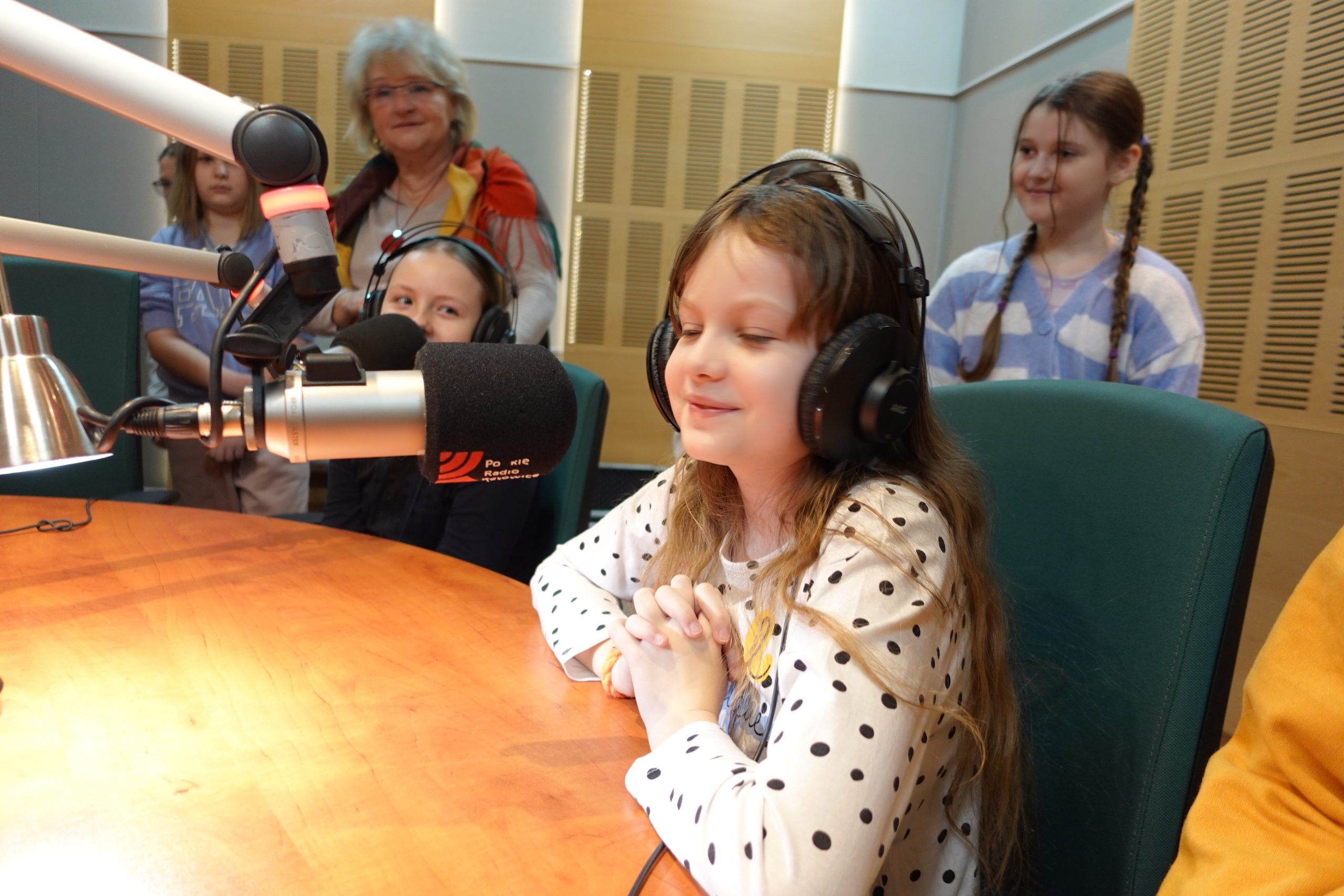 Uczniowie klasy 3a podczas wycieczki do Polskiego Radia Katowice