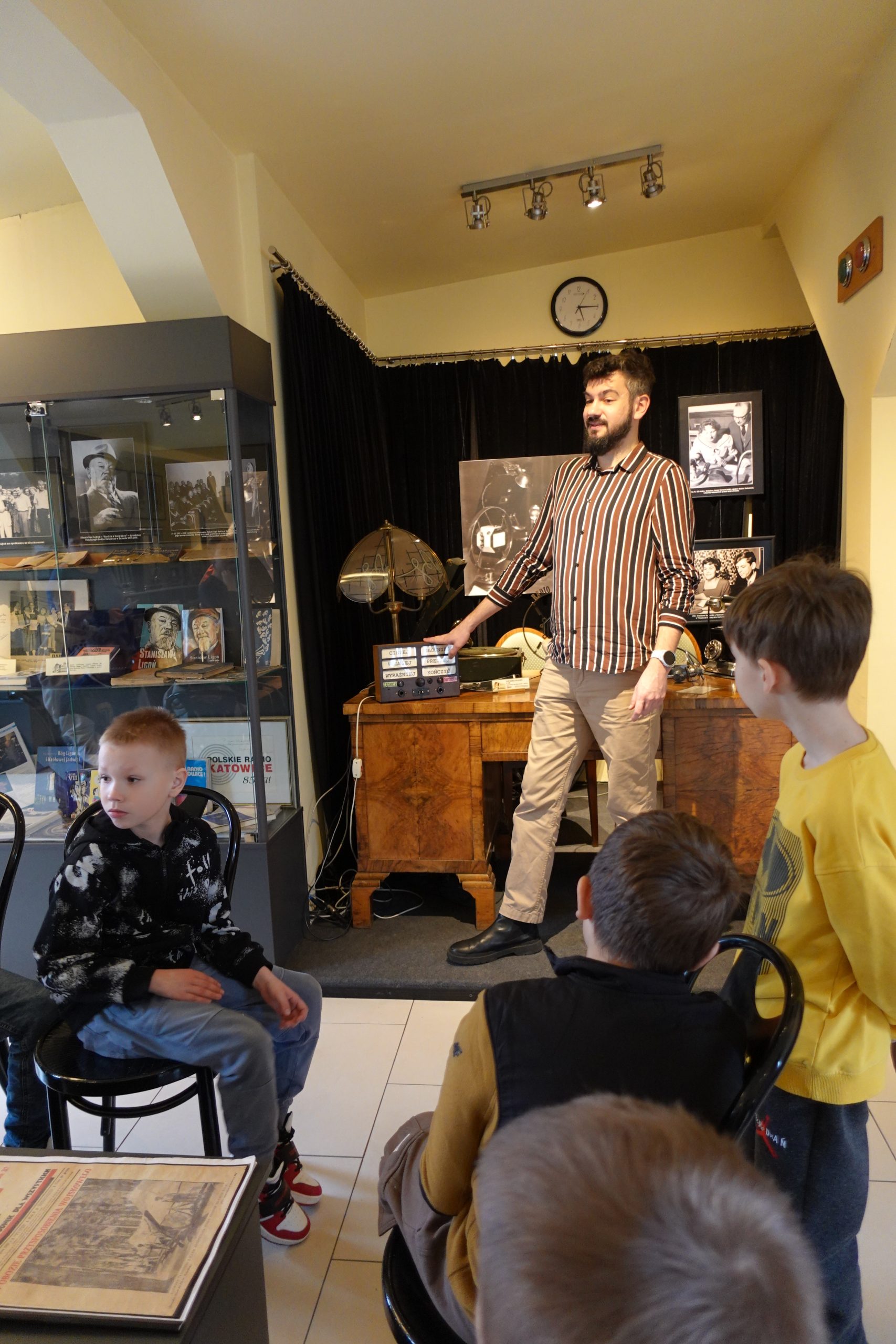 Uczniowie klasy 3a podczas wycieczki do Polskiego Radia Katowice