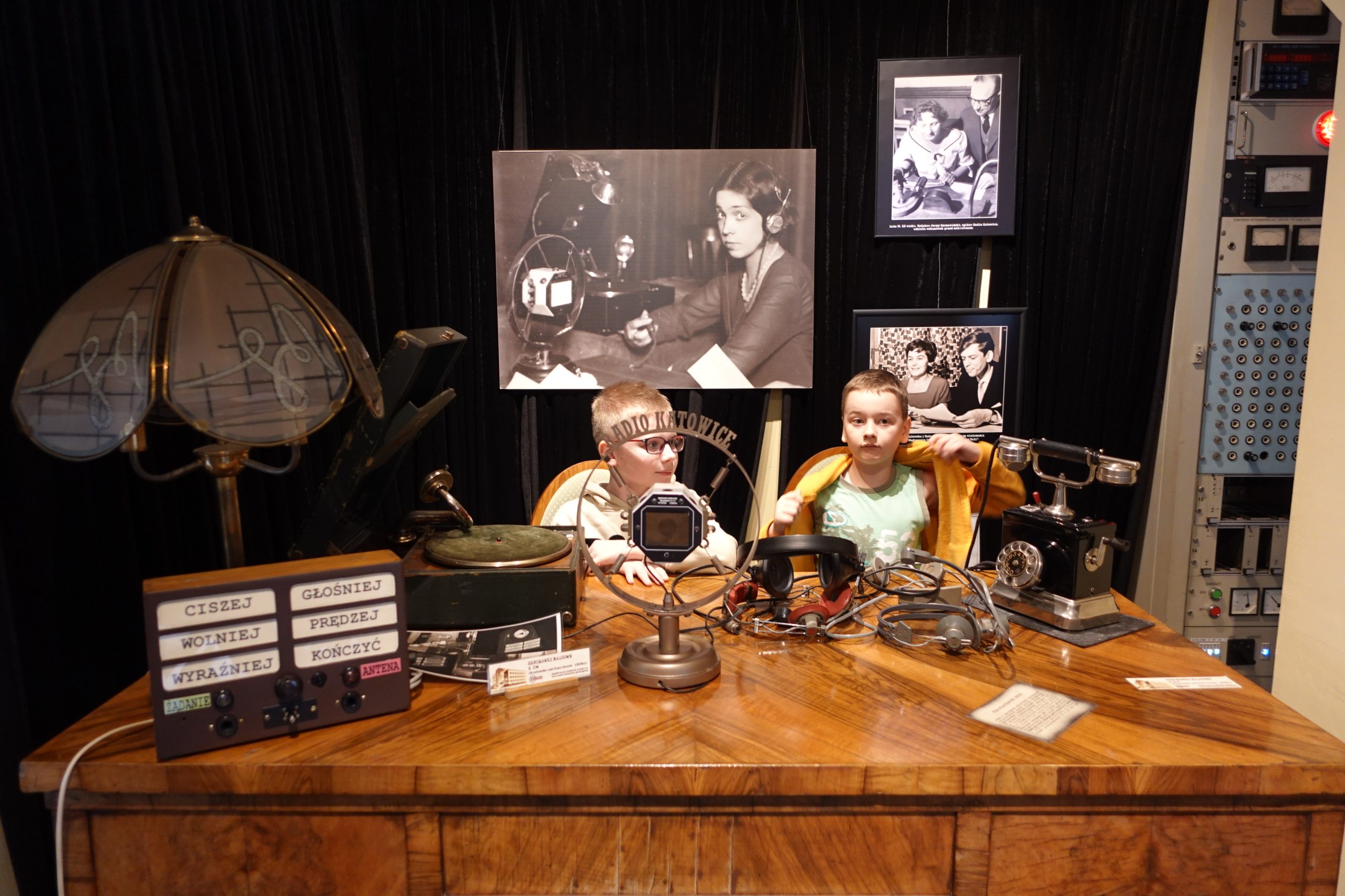 Uczniowie klasy 3a podczas wycieczki do Polskiego Radia Katowice