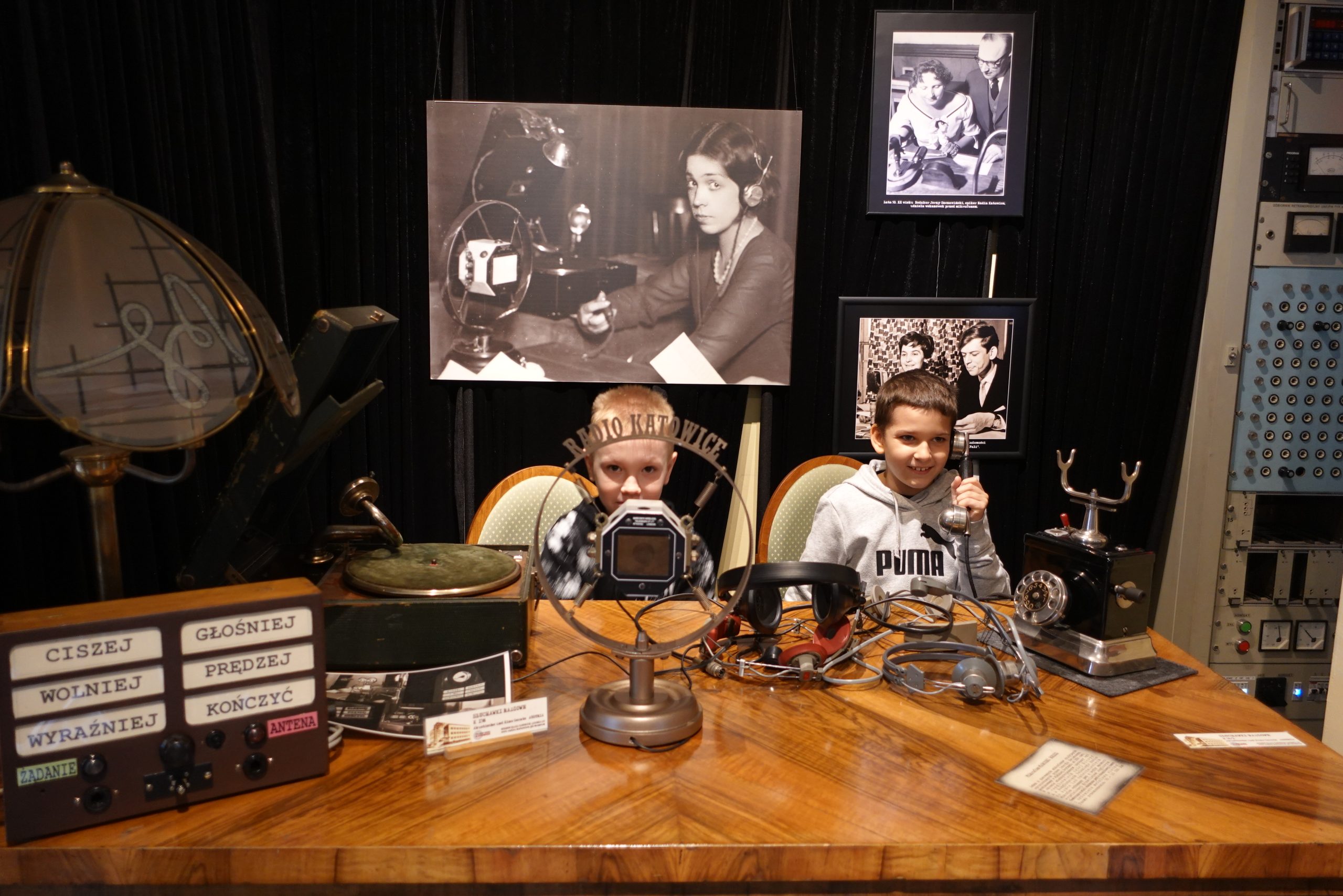 Uczniowie klasy 3a podczas wycieczki do Polskiego Radia Katowice