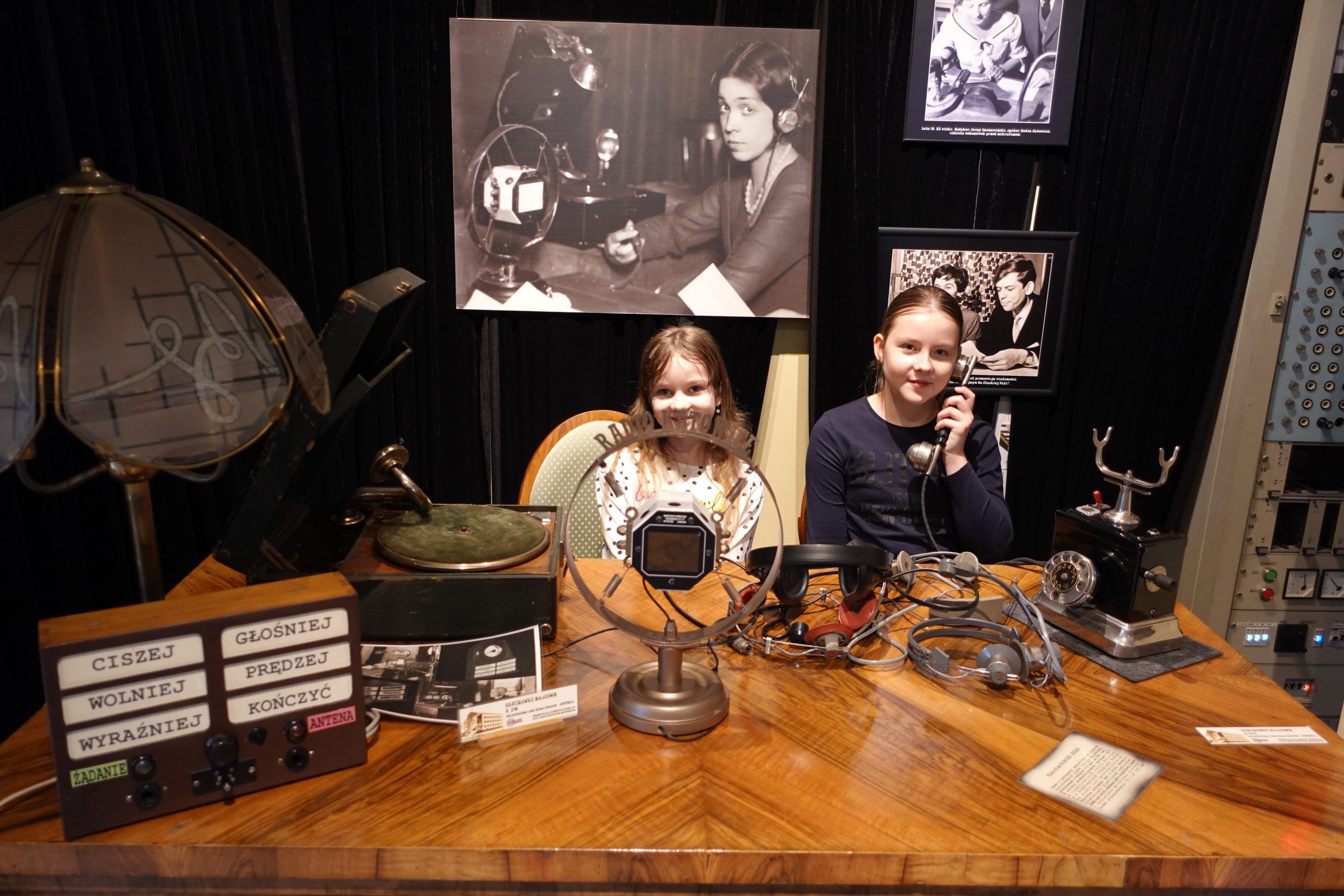 Uczniowie klasy 3a podczas wycieczki do Polskiego Radia Katowice