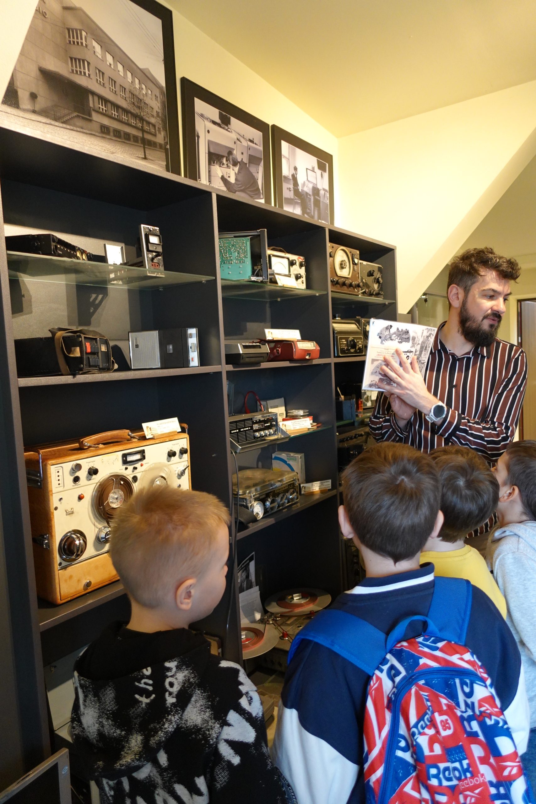 Uczniowie klasy 3a podczas wycieczki do Polskiego Radia Katowice