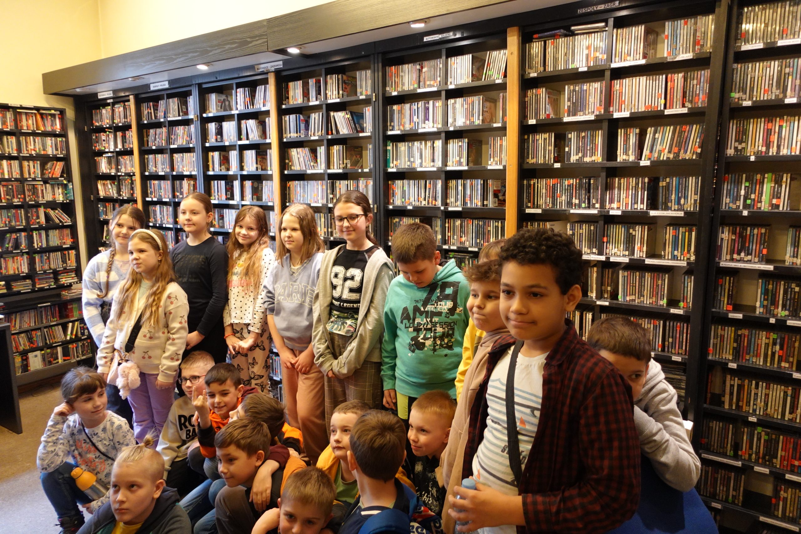 Uczniowie klasy 3a podczas wycieczki do Polskiego Radia Katowice