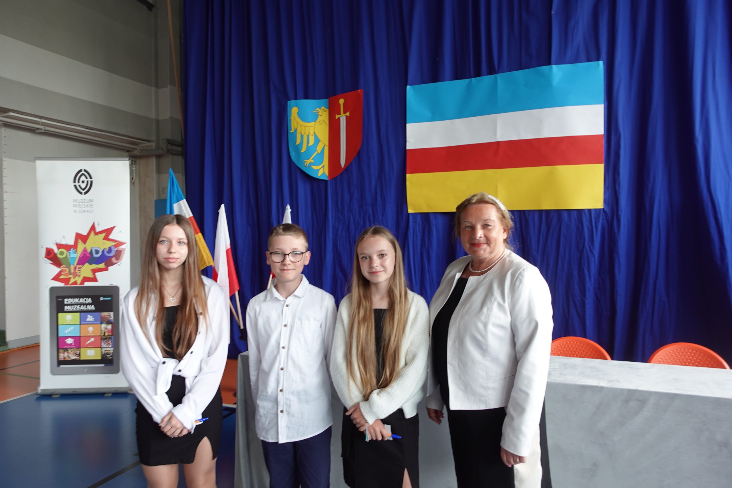 Reprezentacja SP17 w trakcie konkursu „Co wiesz o Żorach”.