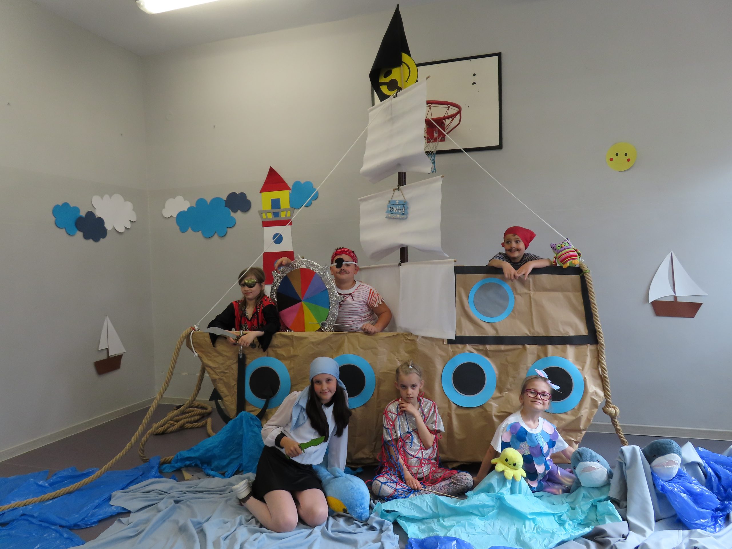 Uczniowie i uczennice w trakcie pracy nad filmem konkursowym.