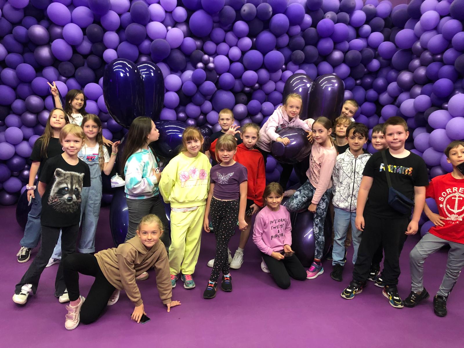 Uczniowie klas drugich podczas wycieczki do FANZEUM.