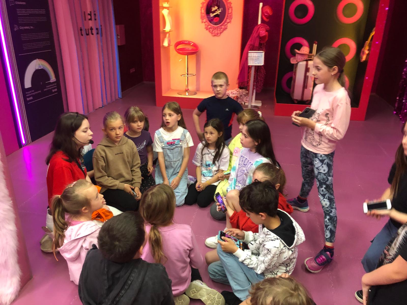 Uczniowie klas drugich podczas wycieczki do FANZEUM.