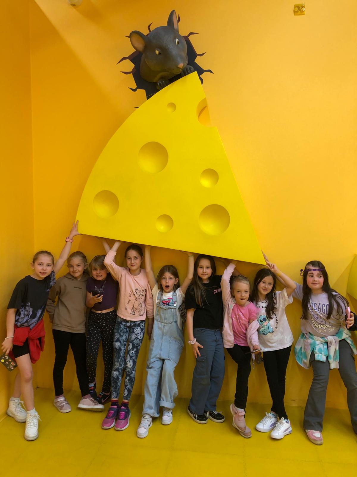 Uczniowie klas drugich podczas wycieczki do FANZEUM.