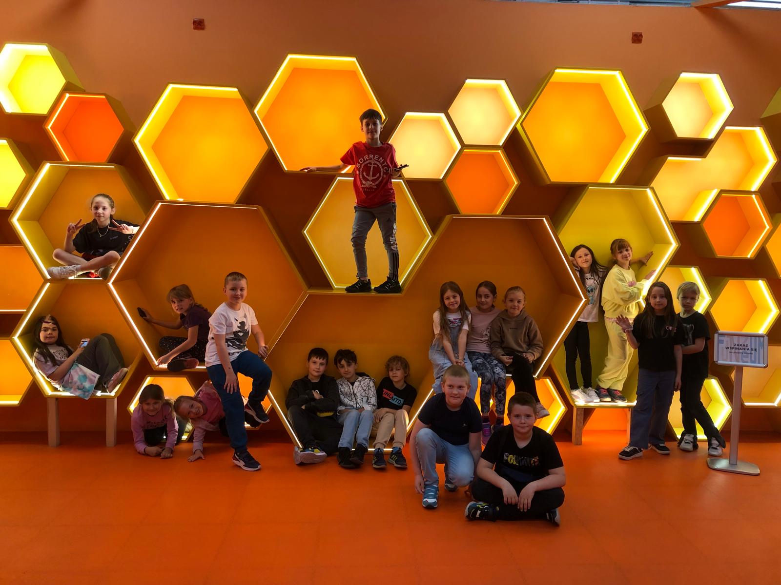 Uczniowie klas drugich podczas wycieczki do FANZEUM.