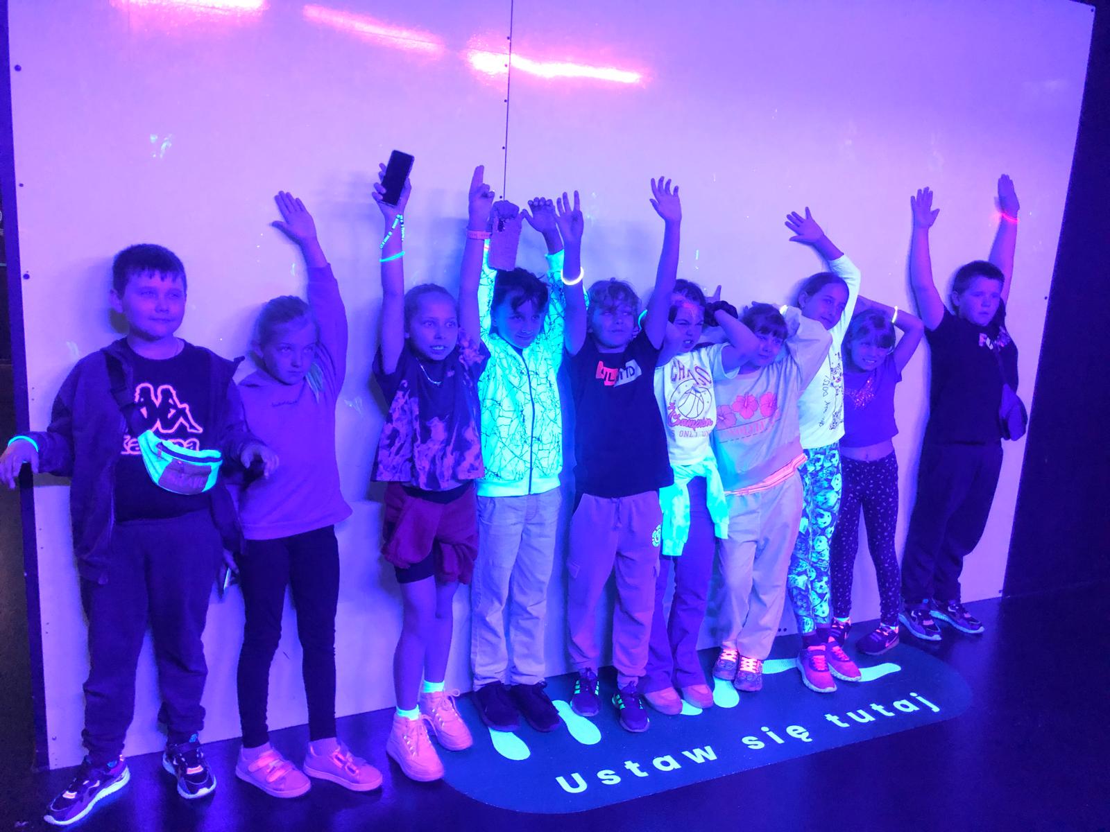 Uczniowie klas drugich podczas wycieczki do FANZEUM.