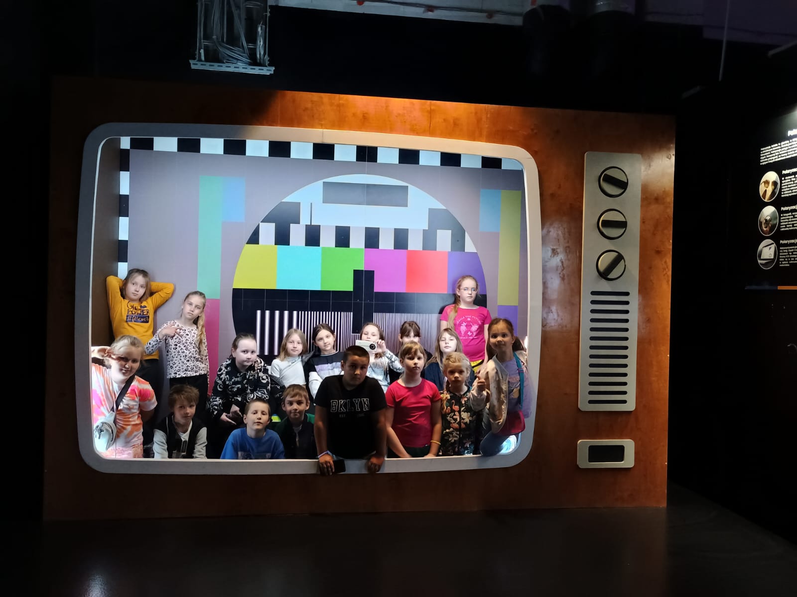 Uczniowie klas drugich podczas wycieczki do FANZEUM.