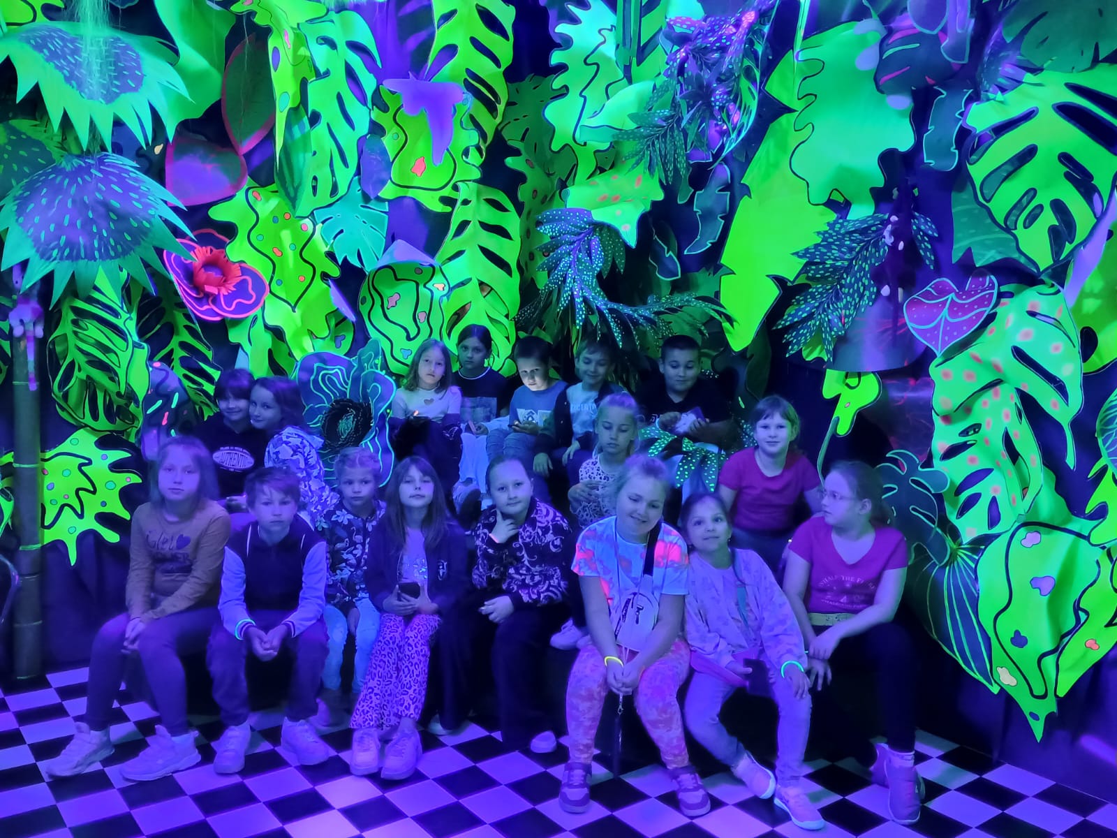 Uczniowie klas drugich podczas wycieczki do FANZEUM.