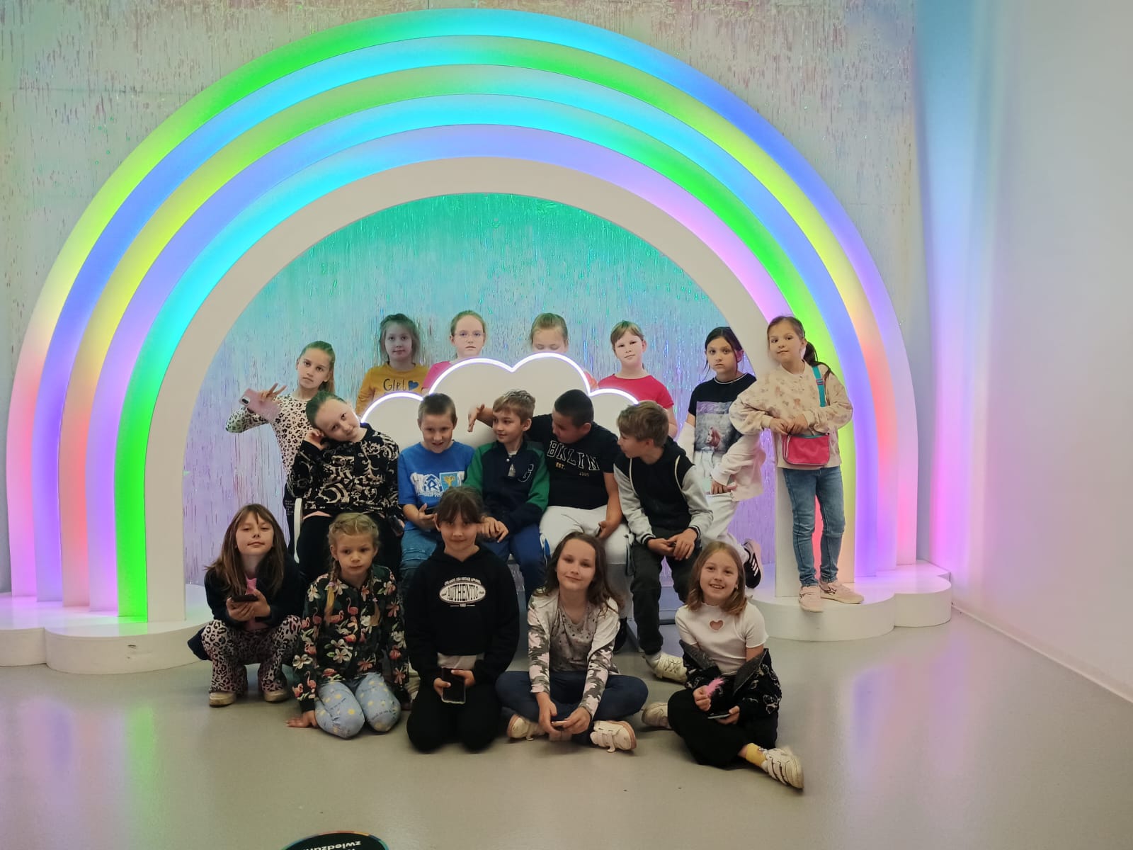 Uczniowie klas drugich podczas wycieczki do FANZEUM.