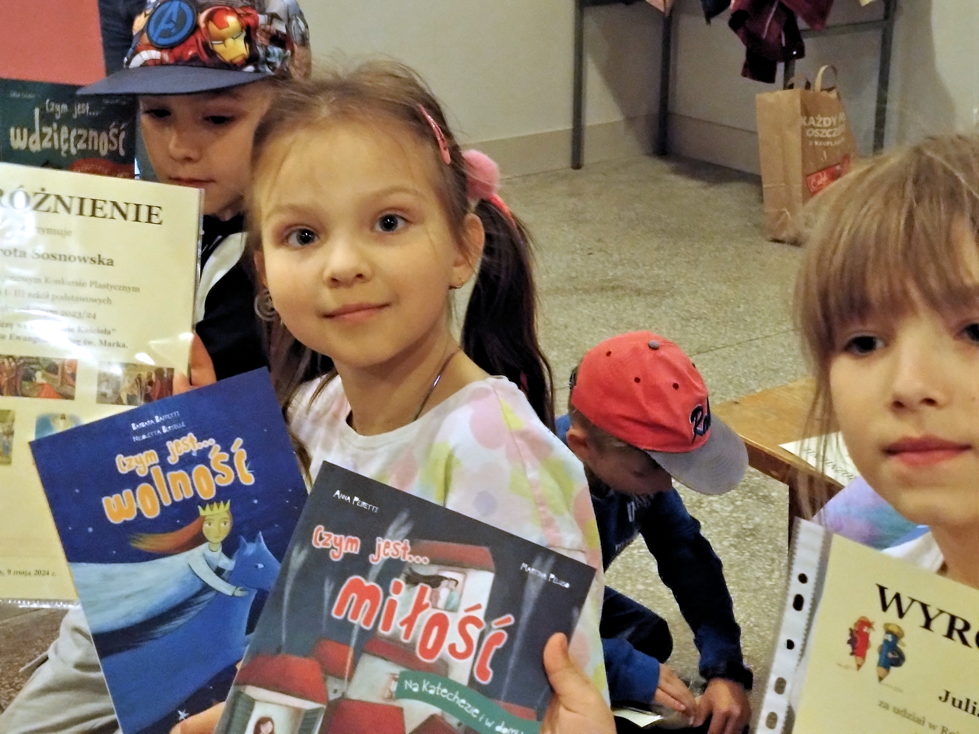 Uczestnicy rejonowego Konkursu Plastycznego „Uczestniczę we wspólnocie Kościoła”