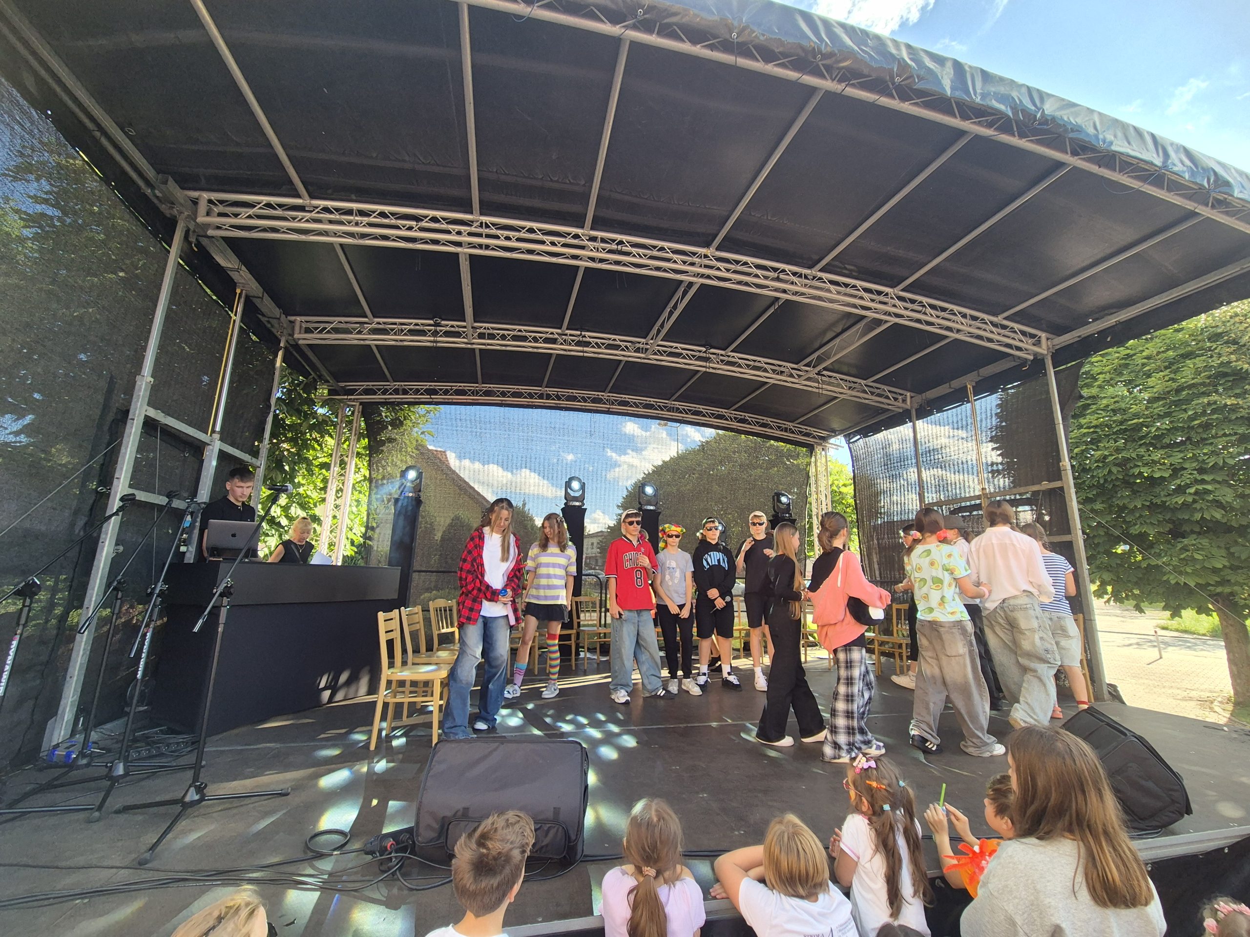 Występy artystyczne uczniów szkoły na festynie parafialnym u św. Stanisława.