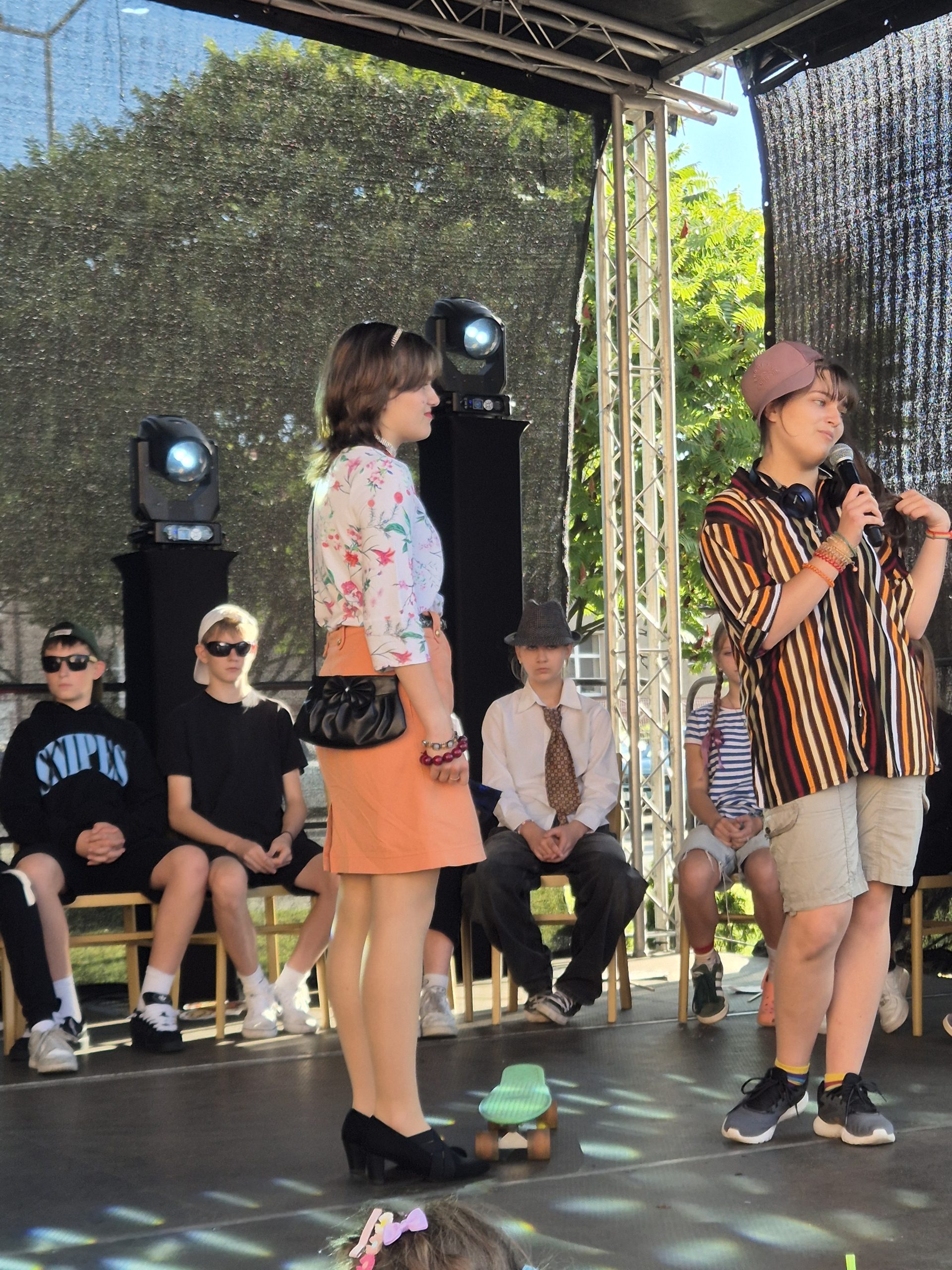 Występy artystyczne uczniów szkoły na festynie parafialnym u św. Stanisława.