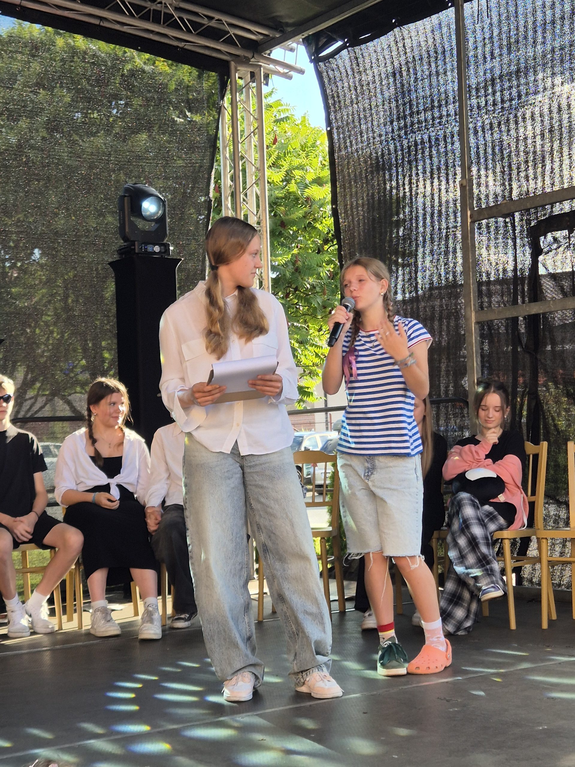 Występy artystyczne uczniów szkoły na festynie parafialnym u św. Stanisława.