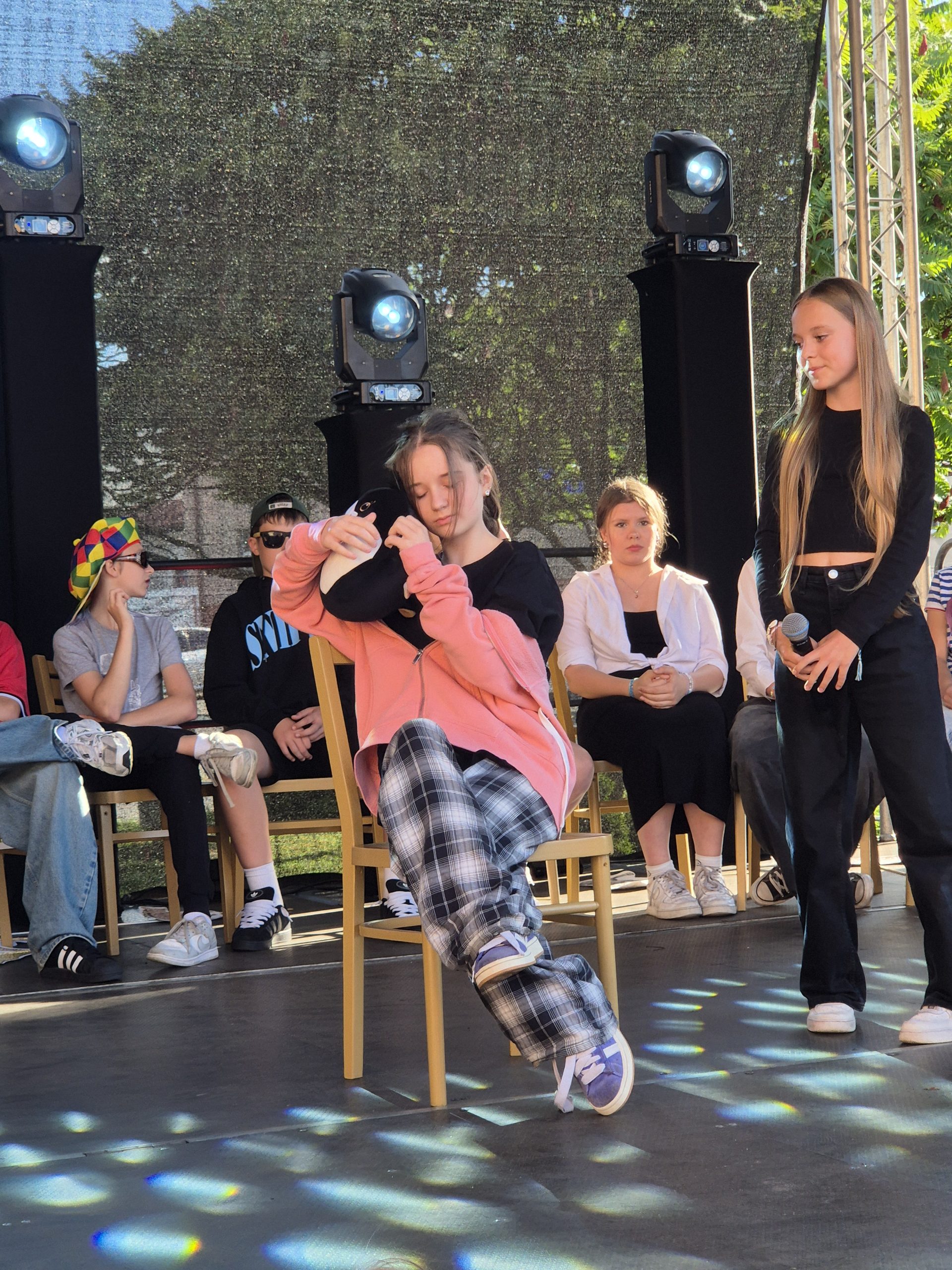 Występy artystyczne uczniów szkoły na festynie parafialnym u św. Stanisława.