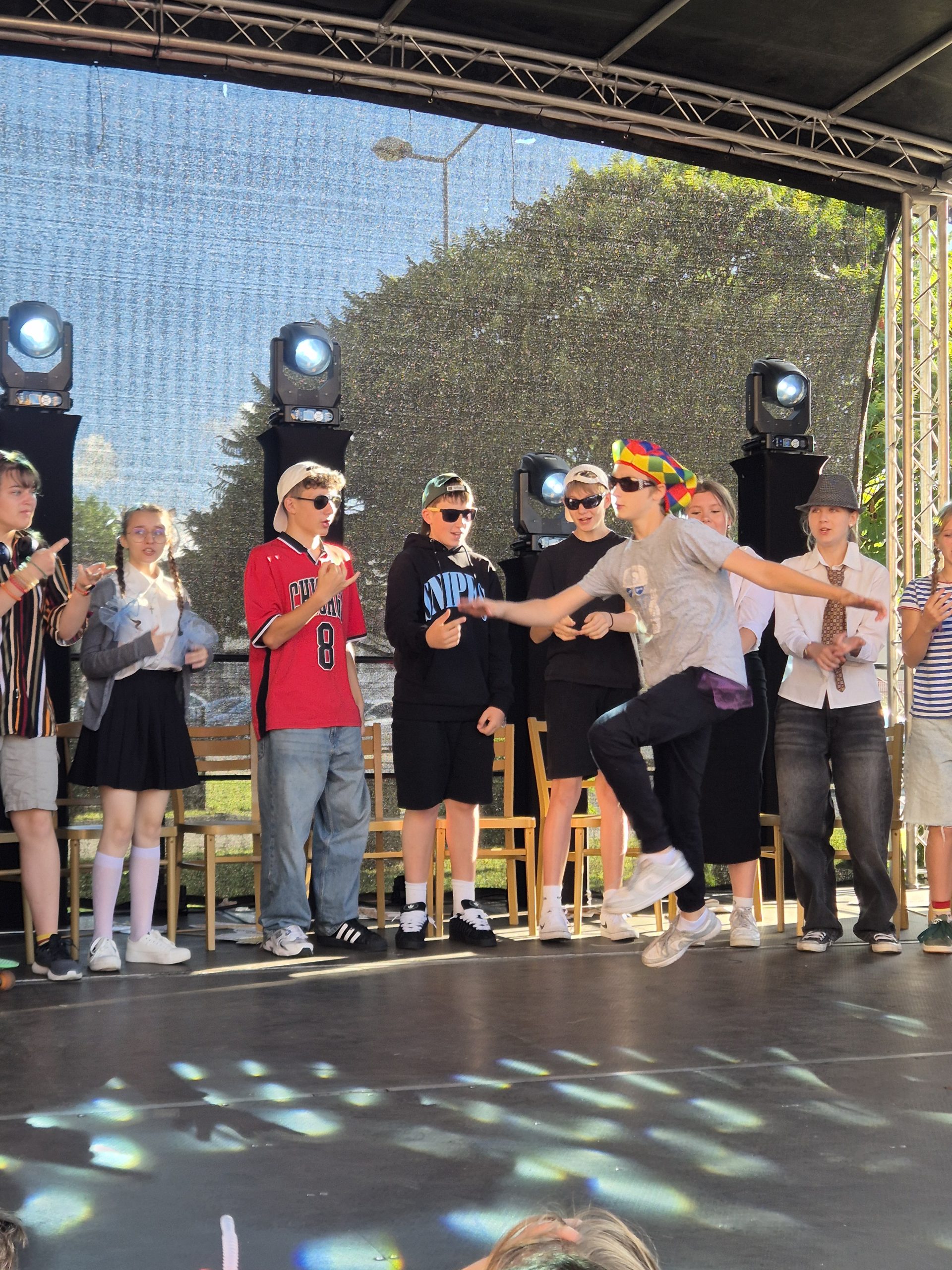 Występy artystyczne uczniów szkoły na festynie parafialnym u św. Stanisława.