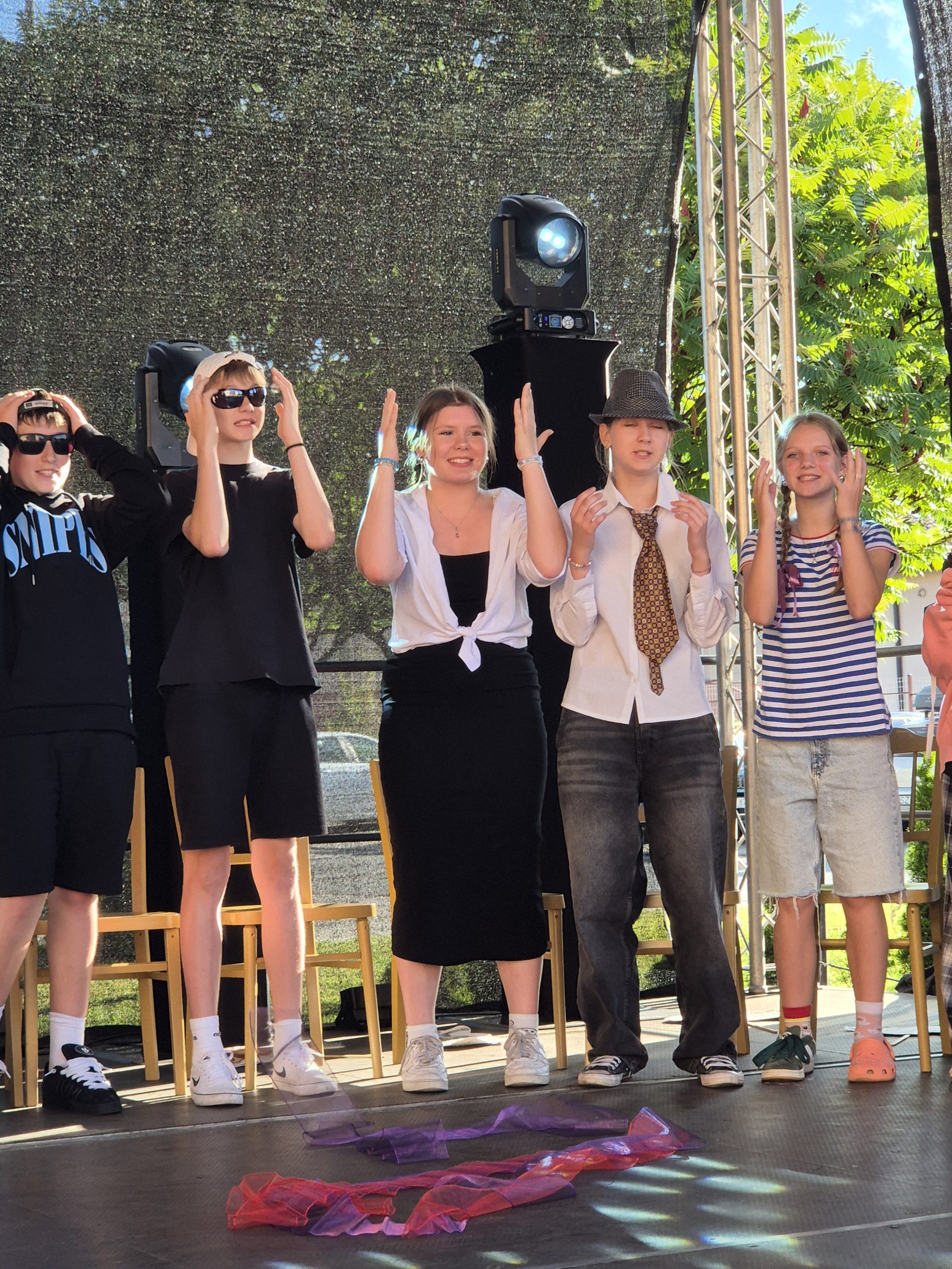 Występy artystyczne uczniów szkoły na festynie parafialnym u św. Stanisława.