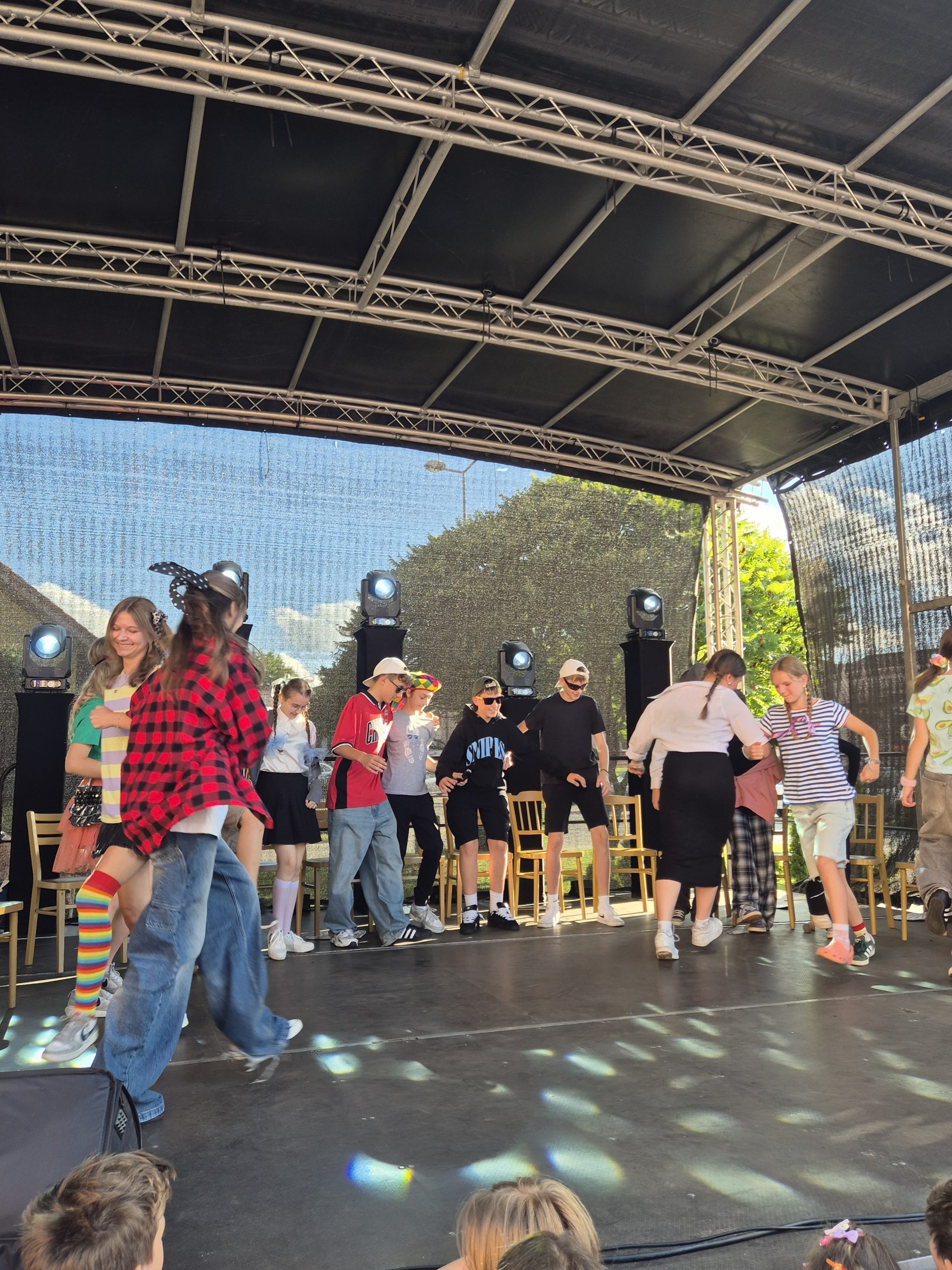 Występy artystyczne uczniów szkoły na festynie parafialnym u św. Stanisława.