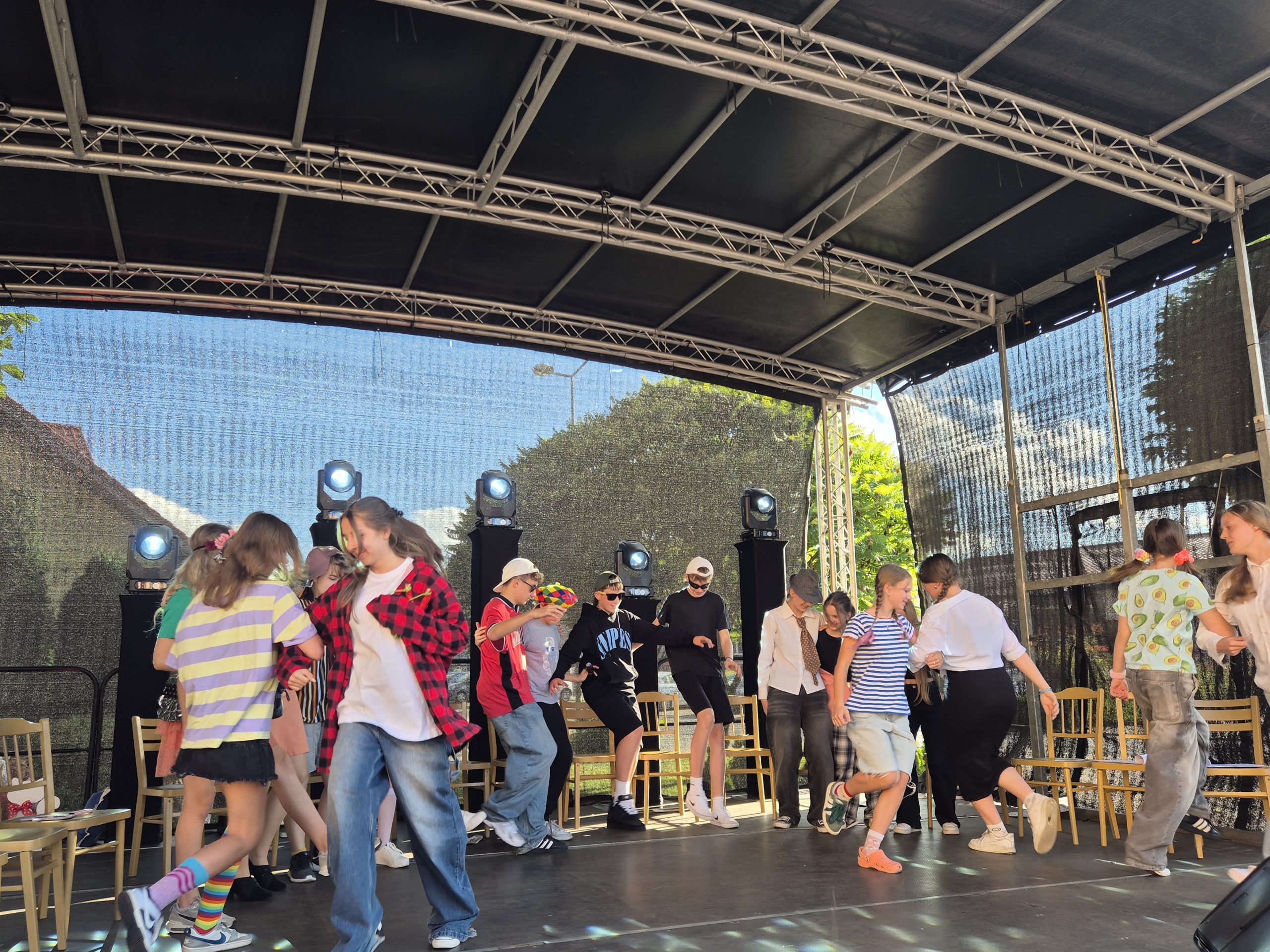 Występy artystyczne uczniów szkoły na festynie parafialnym u św. Stanisława.