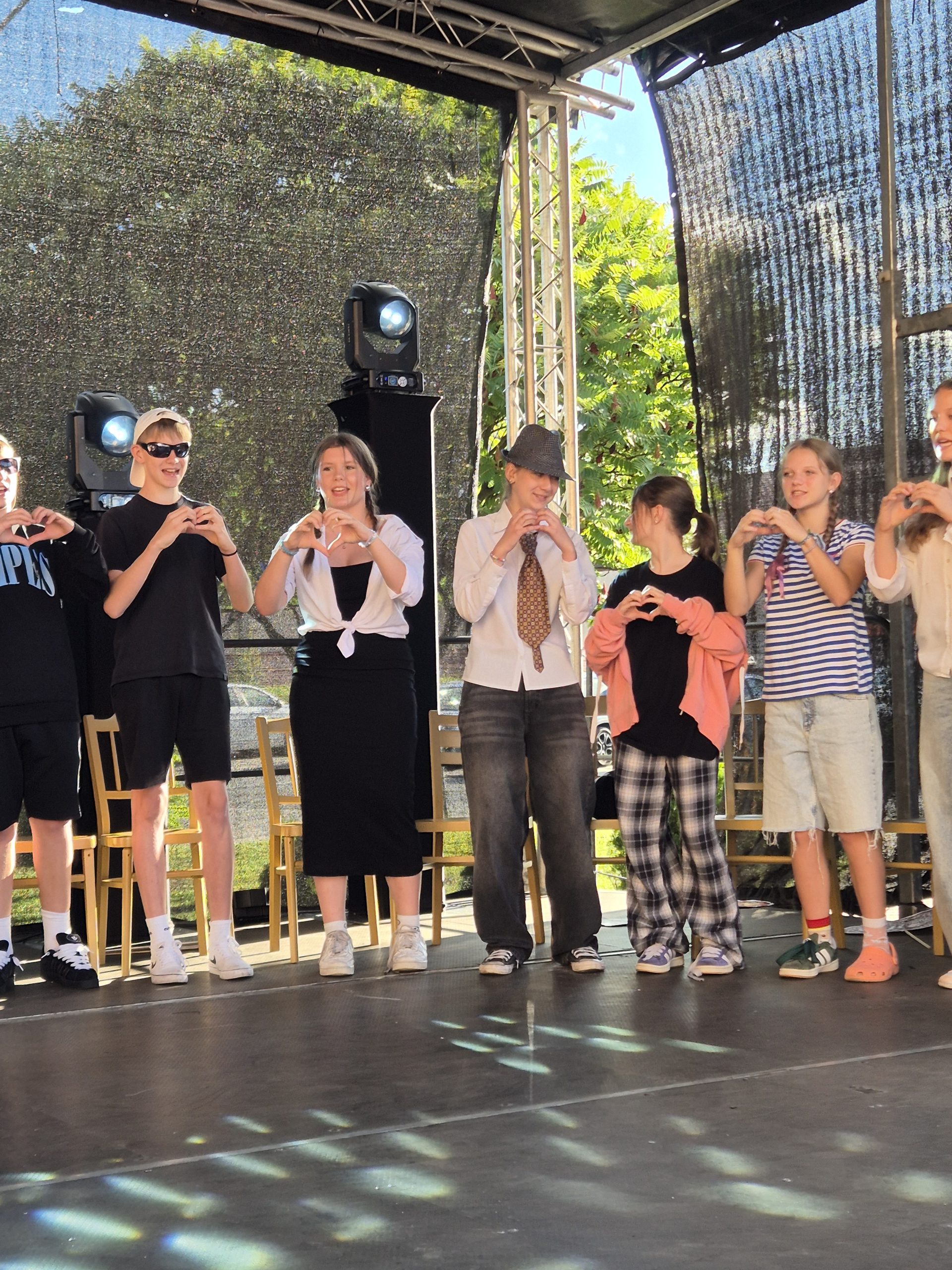 Występy artystyczne uczniów szkoły na festynie parafialnym u św. Stanisława.