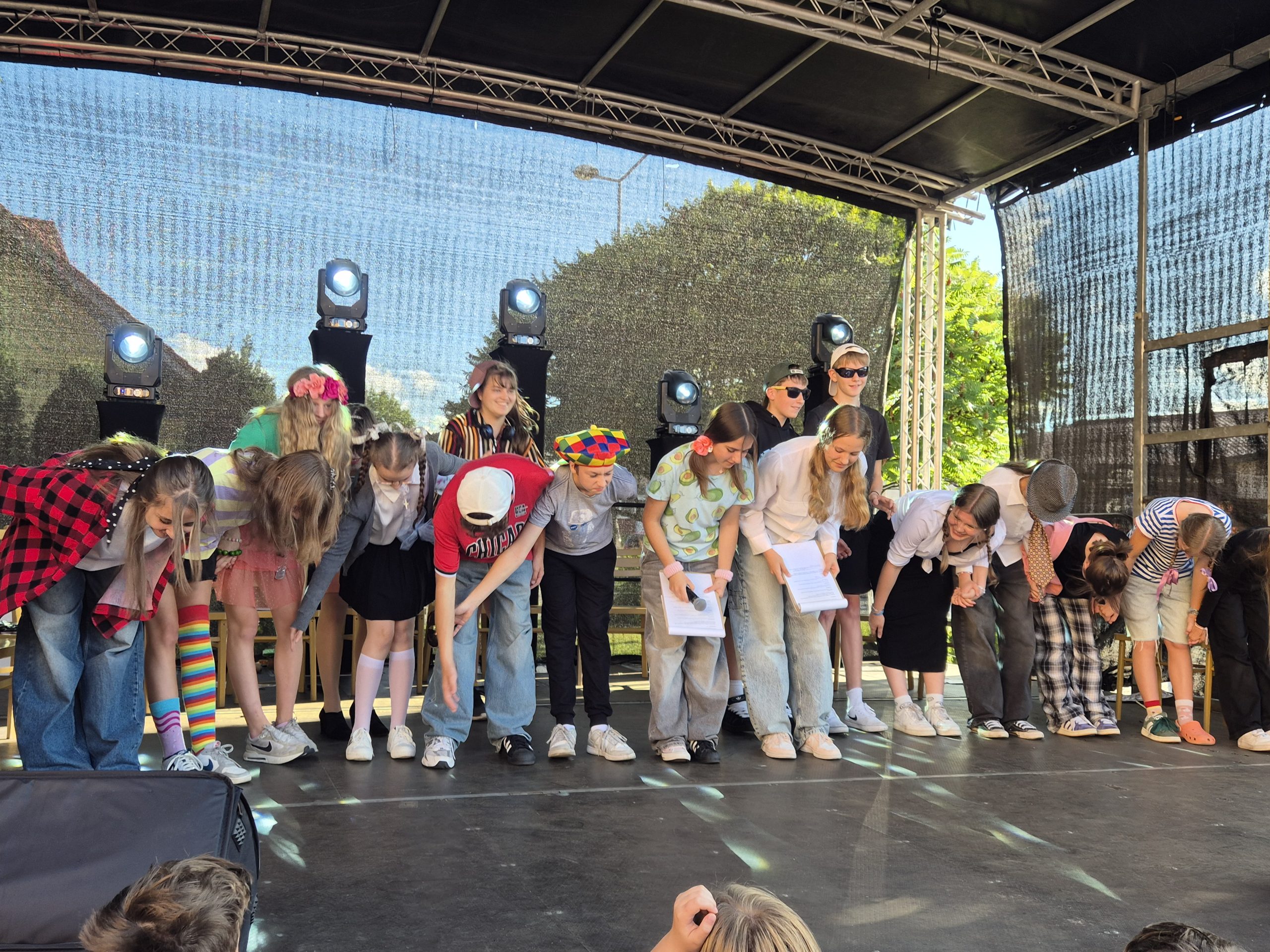 Występy artystyczne uczniów szkoły na festynie parafialnym u św. Stanisława.