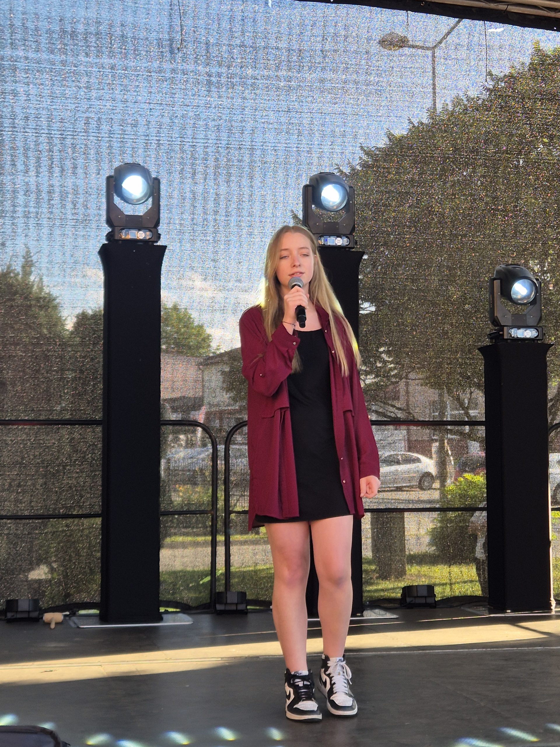 Występy artystyczne uczniów szkoły na festynie parafialnym u św. Stanisława.