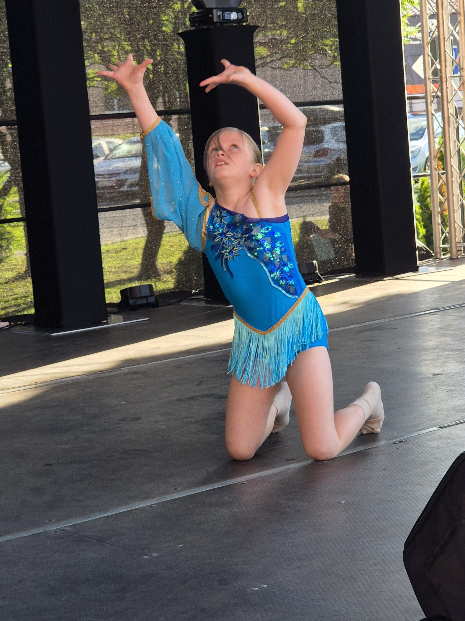 Występy artystyczne uczniów szkoły na festynie parafialnym u św. Stanisława.