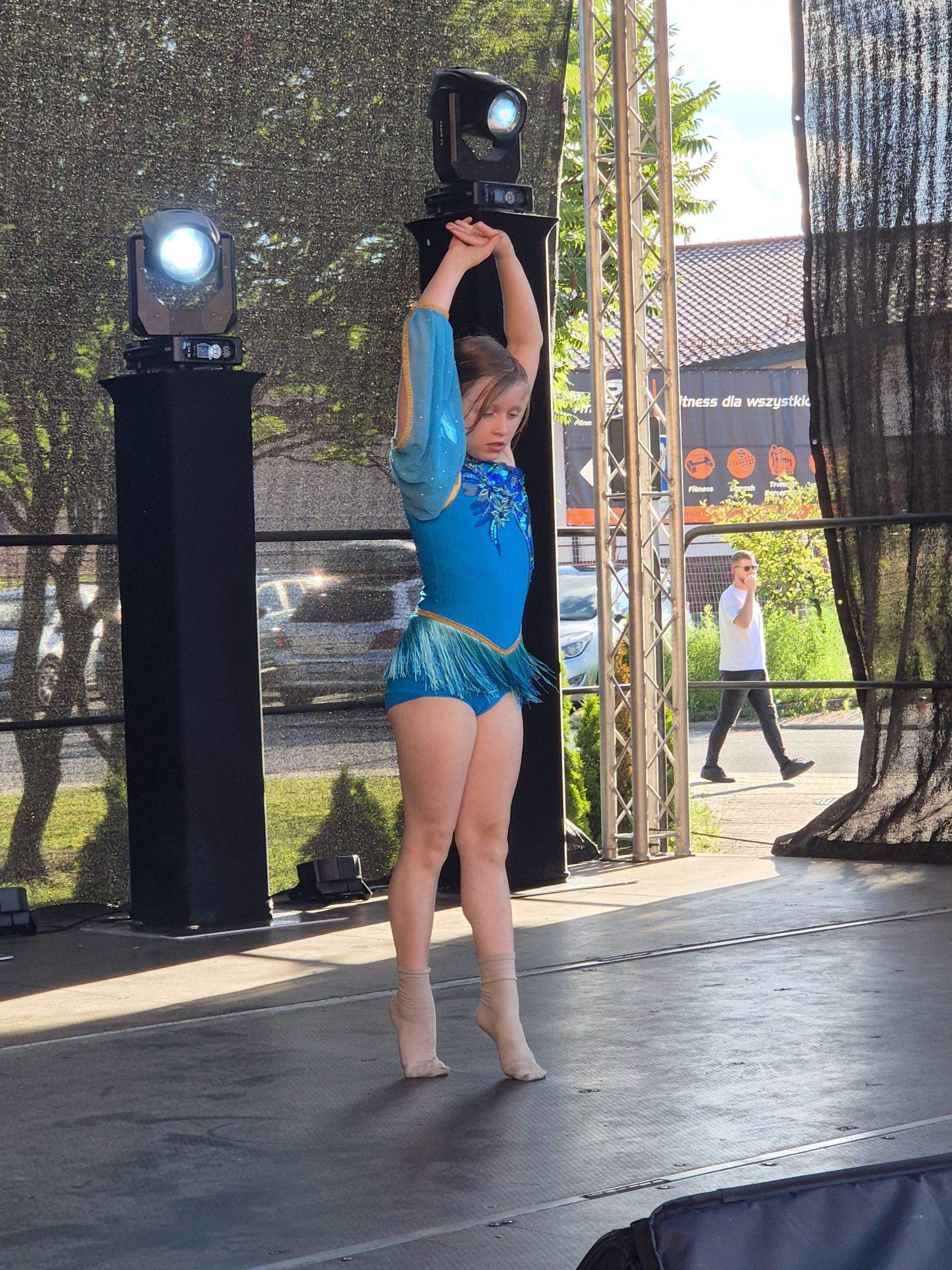 Występy artystyczne uczniów szkoły na festynie parafialnym u św. Stanisława.