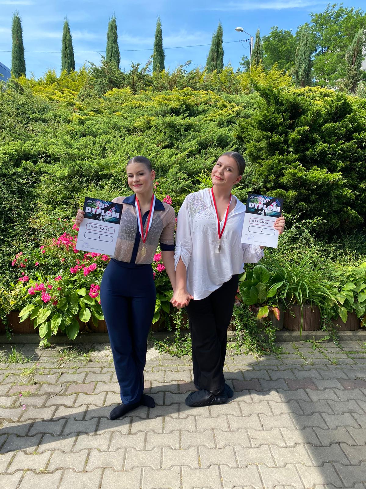 Uczennica w trakcie zawodów tanecznych.