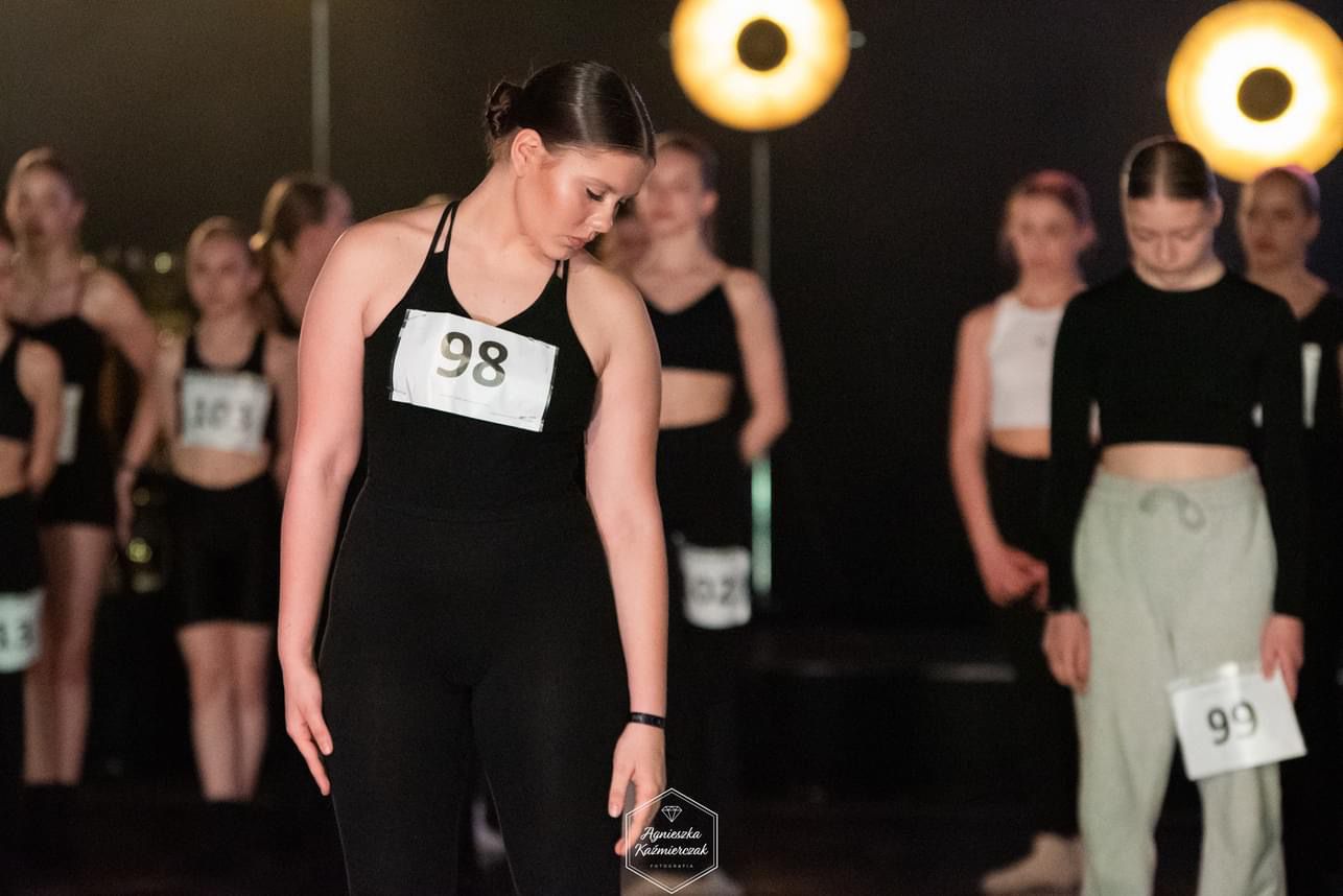 Uczennica w trakcie zawodów tanecznych.