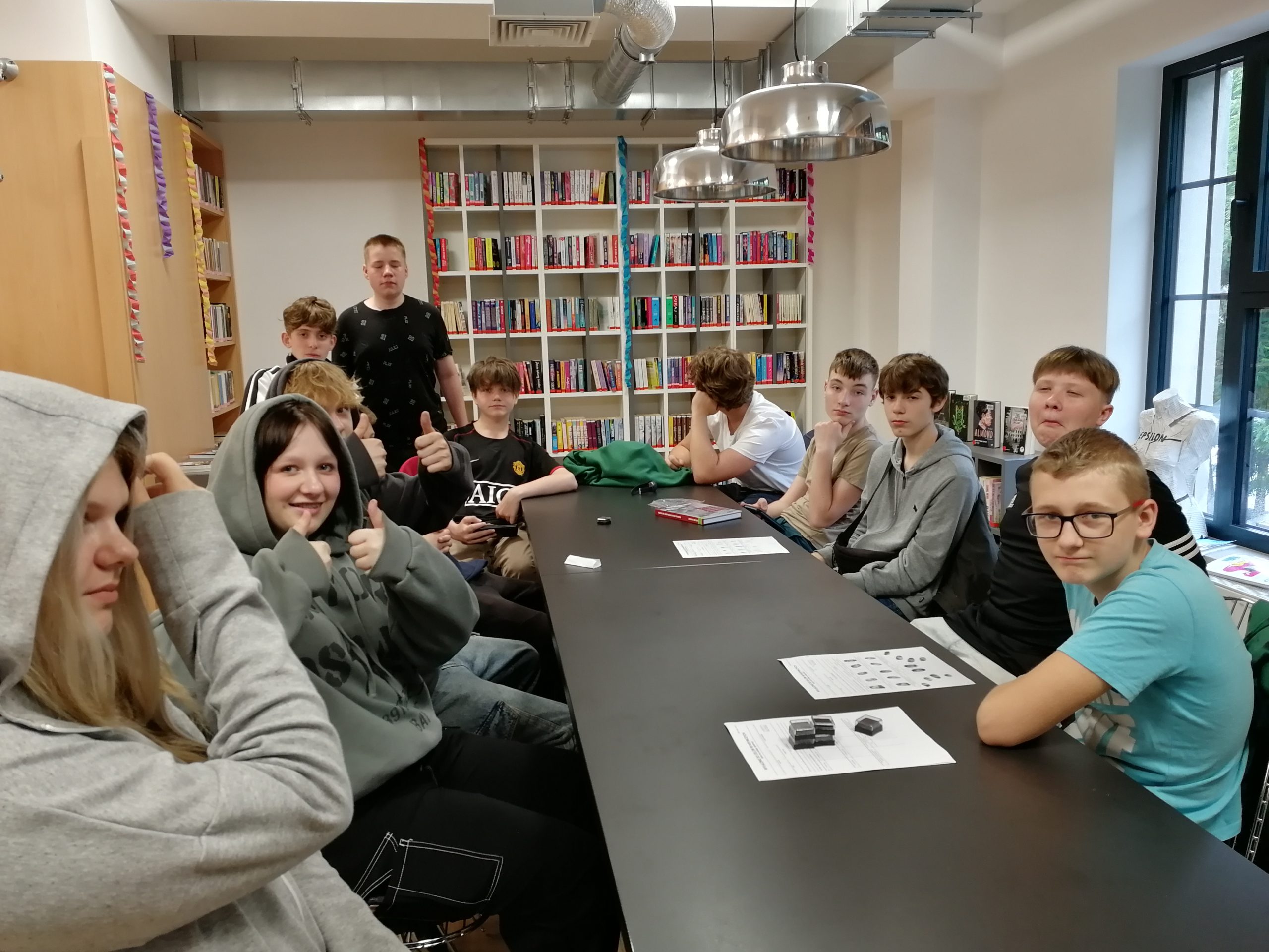 Uczniowie klasy 7d w Miejskiej Bibliotece Publicznej w Żorach.