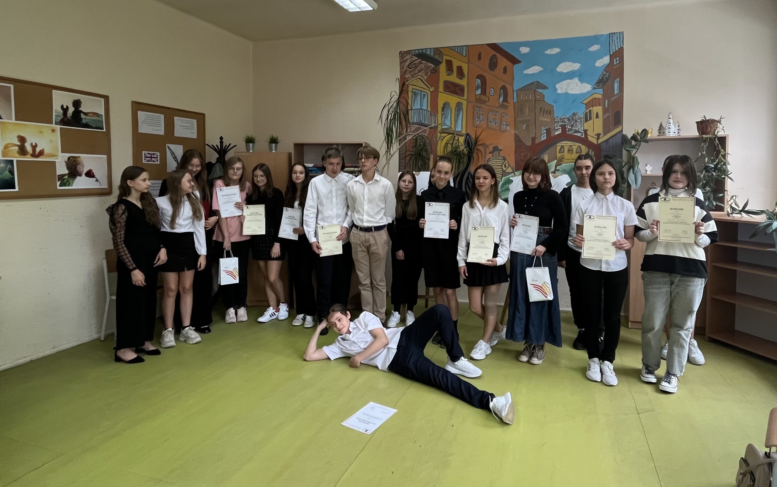 Uczestnicy powiatowego konkursu „Poezja bez granic”