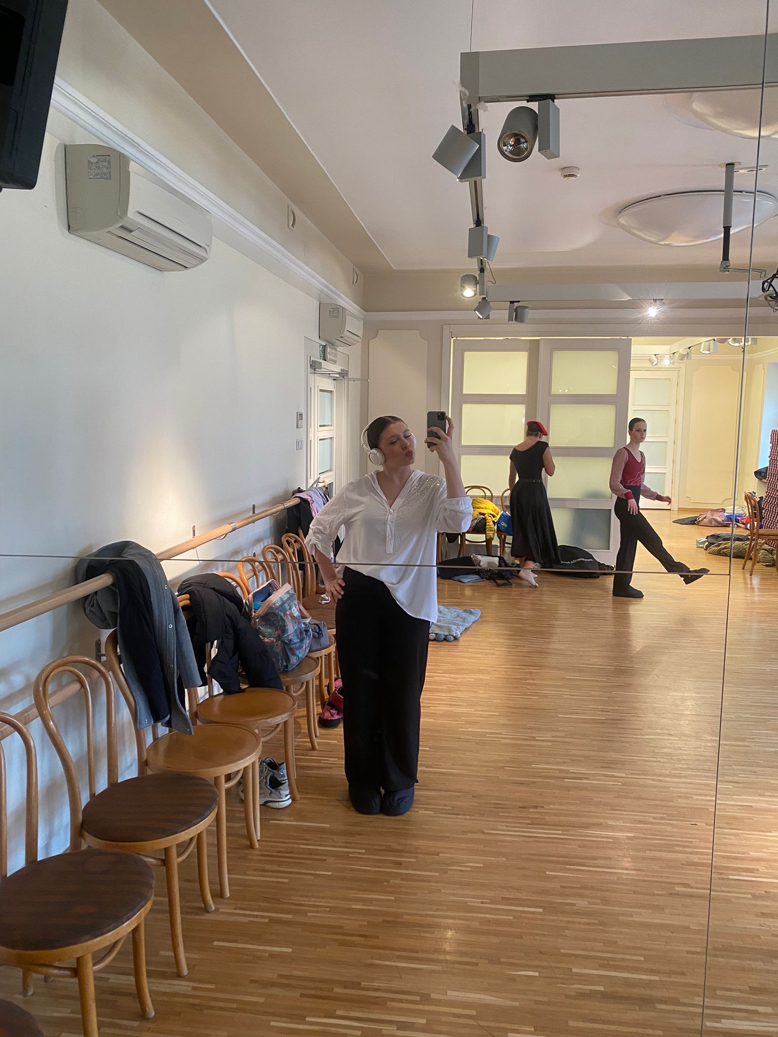 Uczennica w trakcie zawodów tanecznych.