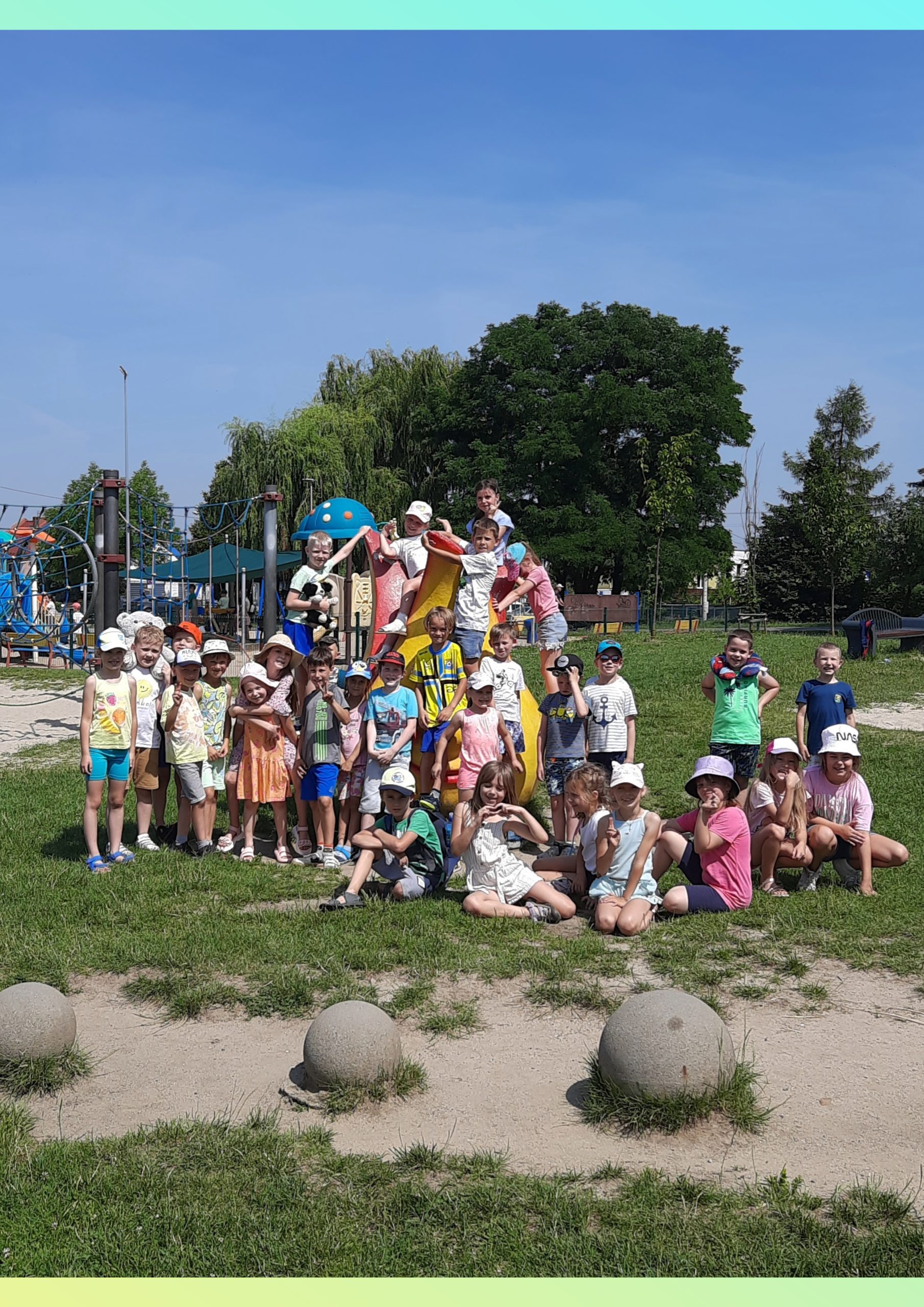 Uczennice i uczniowie z klas 1a i 1b.