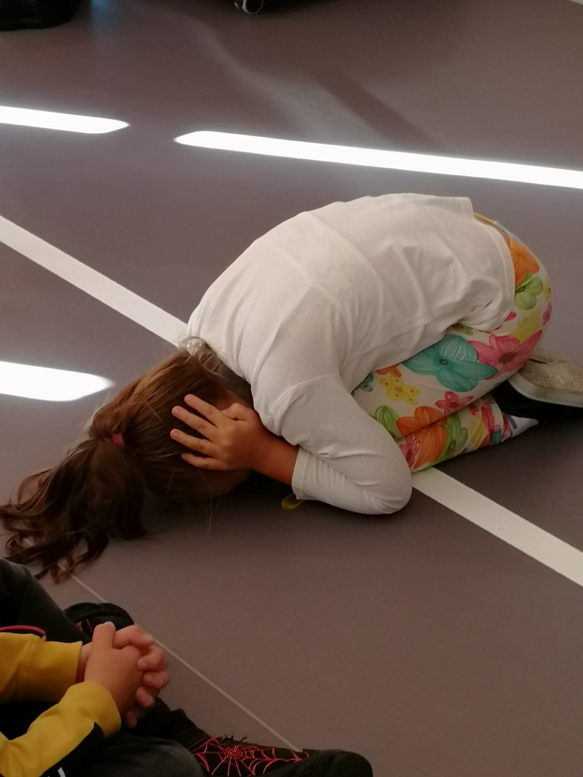 Uczennica w pozycji "żółwia"