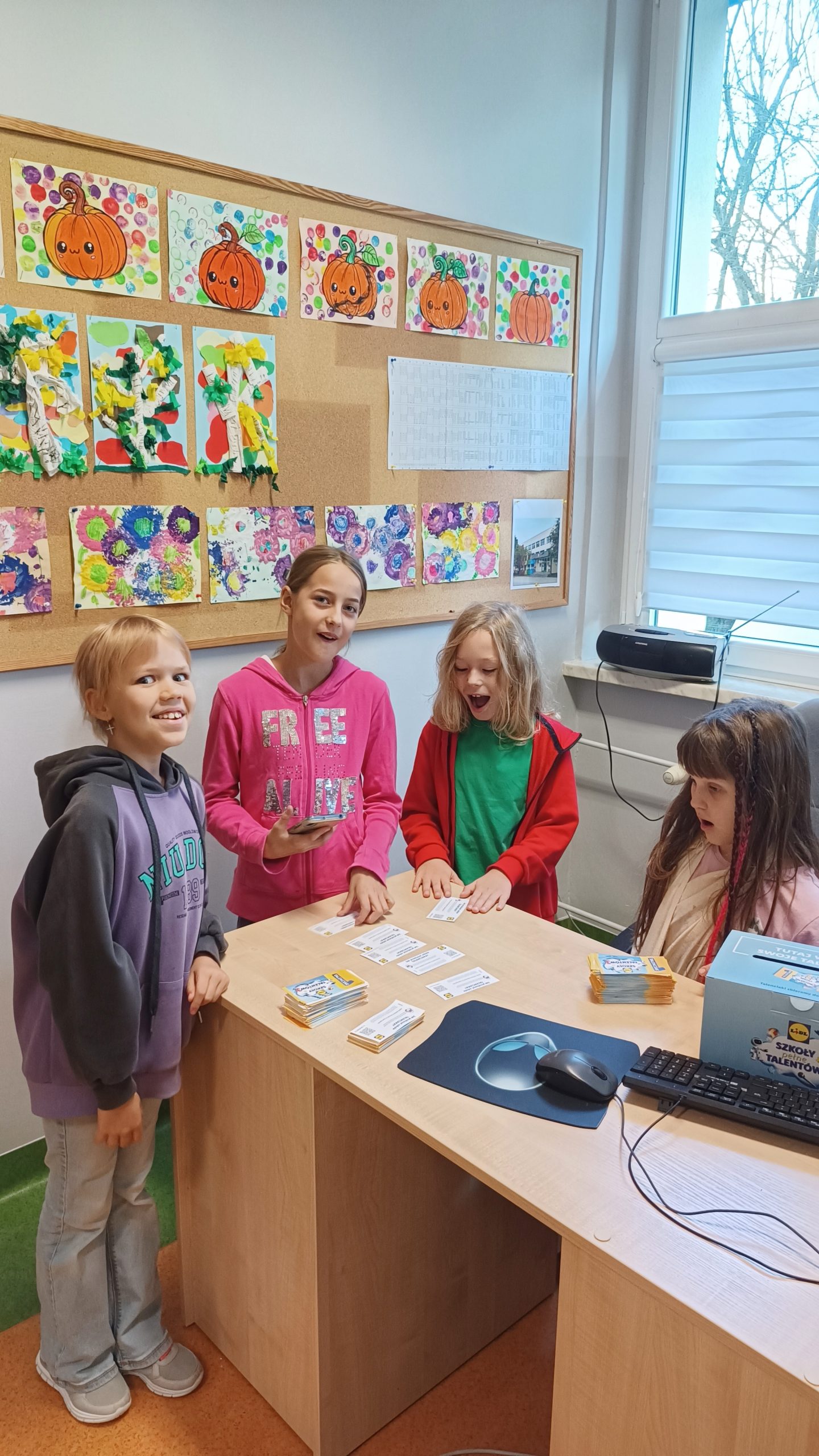 Uczniowie podczas liczenia i skanowania Talenciaków.