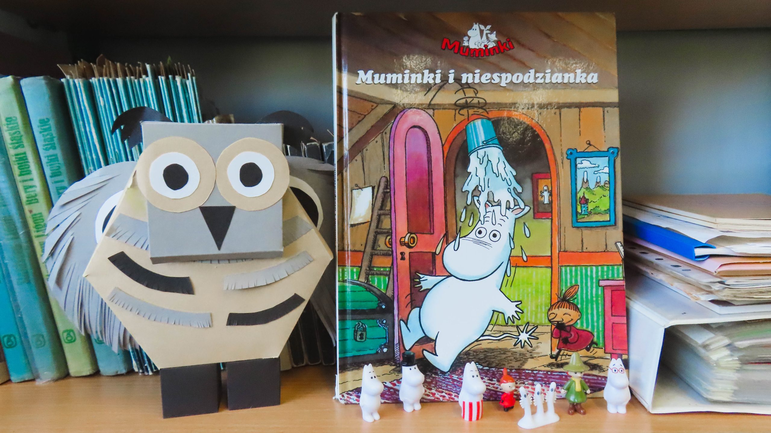 Ekipa Muminka z wizytą w szkolnej bibliotece.