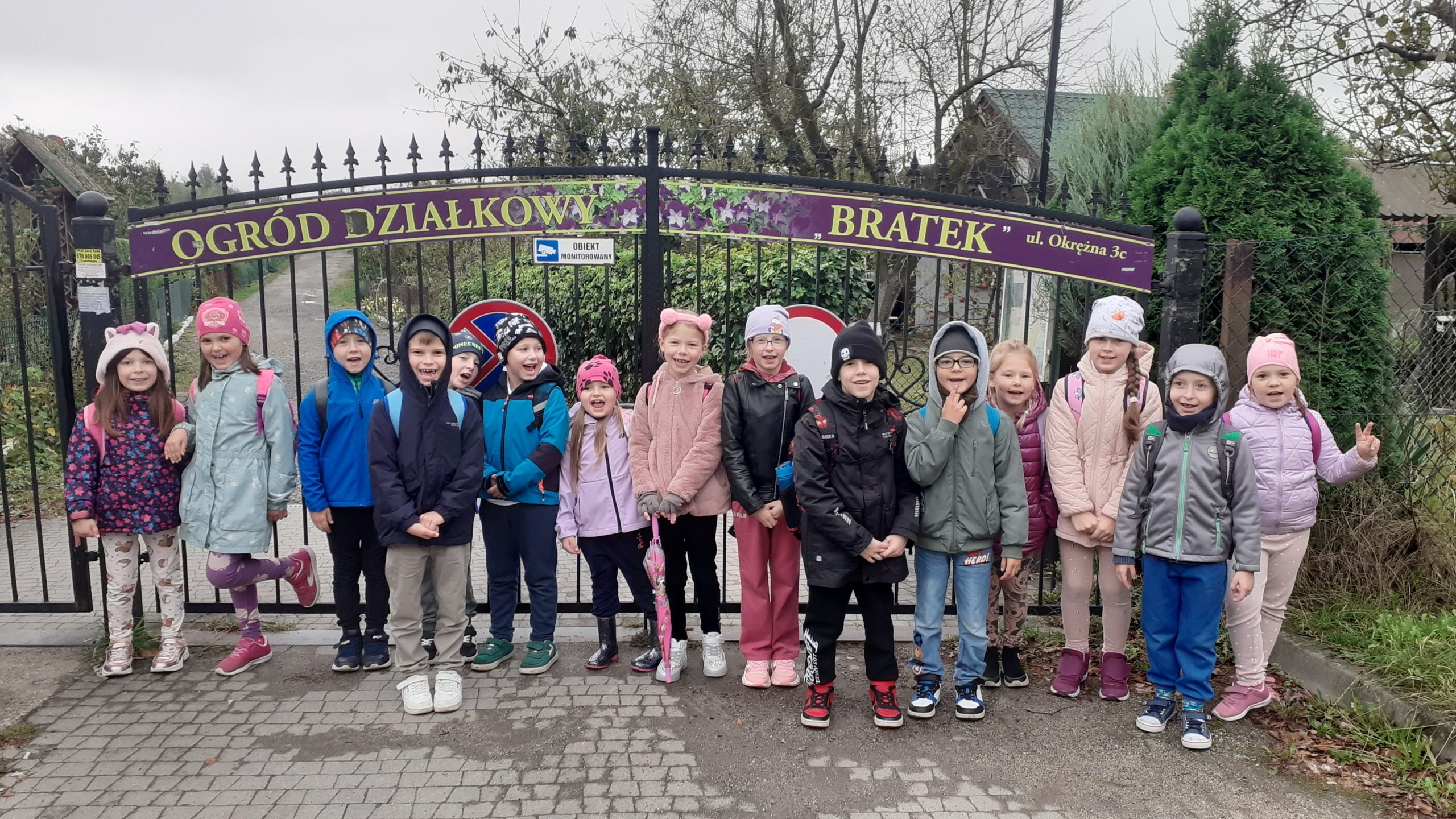 Wizyta klasy 1a na ogródkach działkowych ,,Bratek".