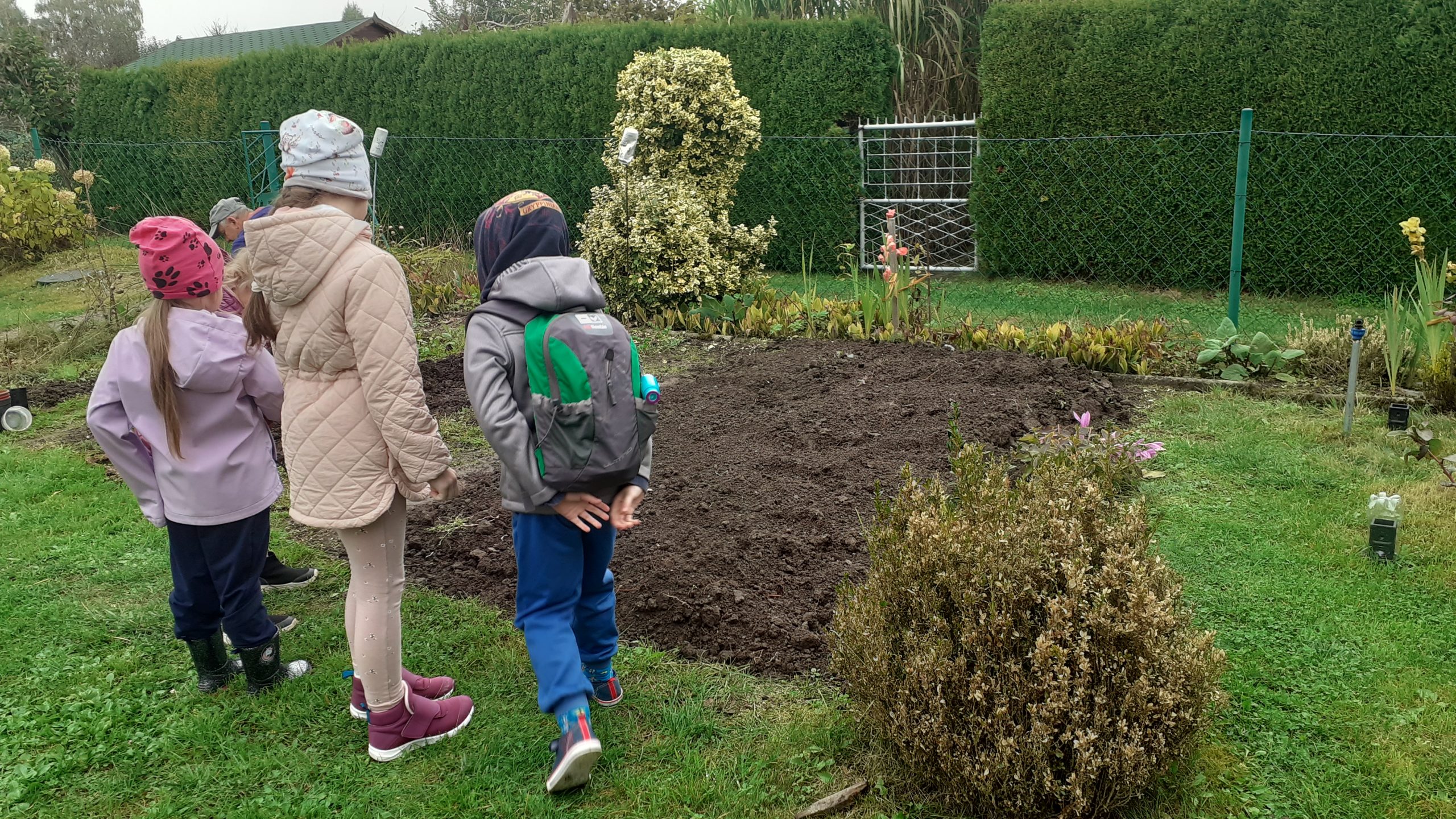 Wizyta klasy 1a na ogródkach działkowych ,,Bratek".