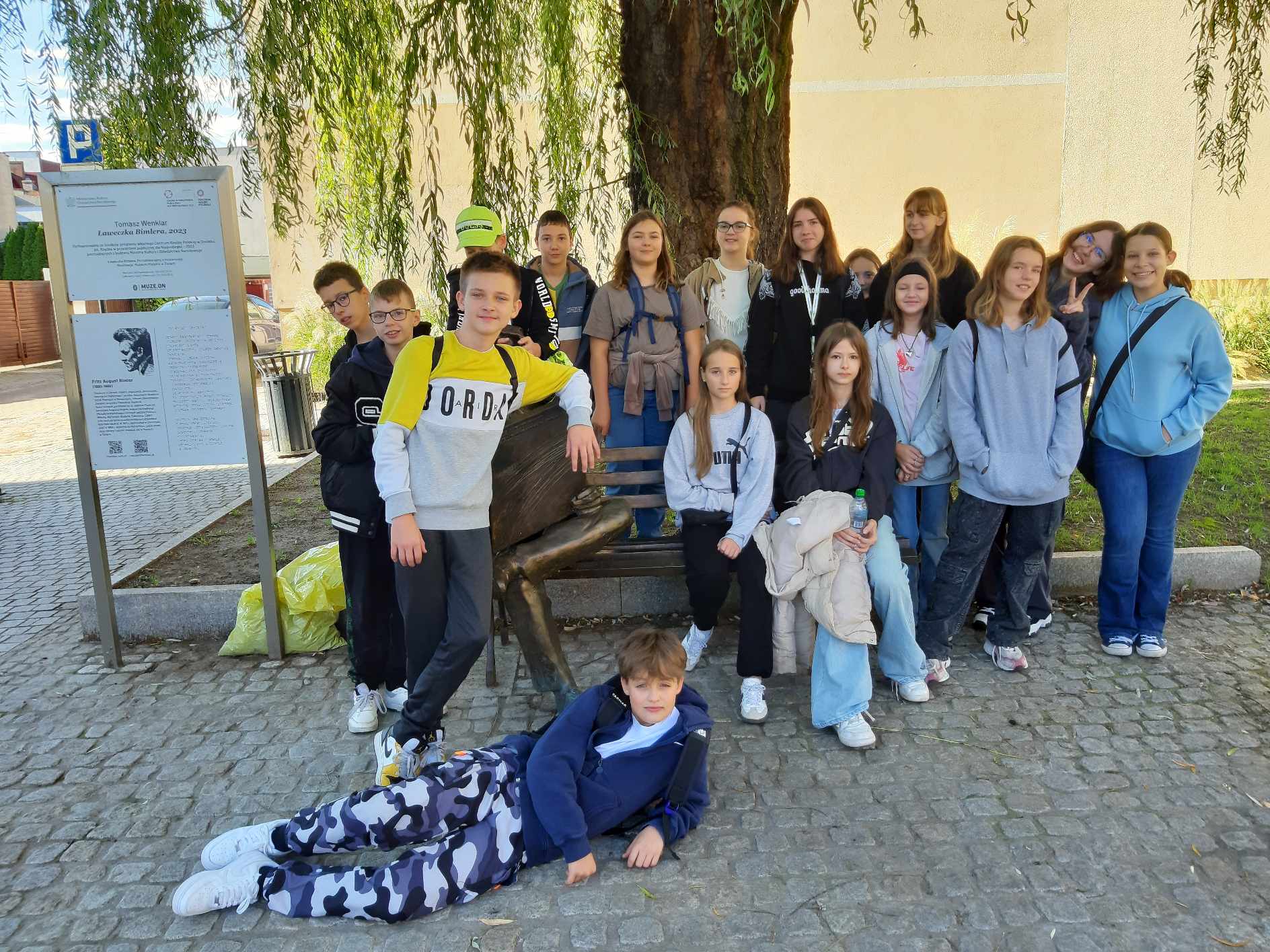 Uczniowie szkoły podczas wyjścia do kina.