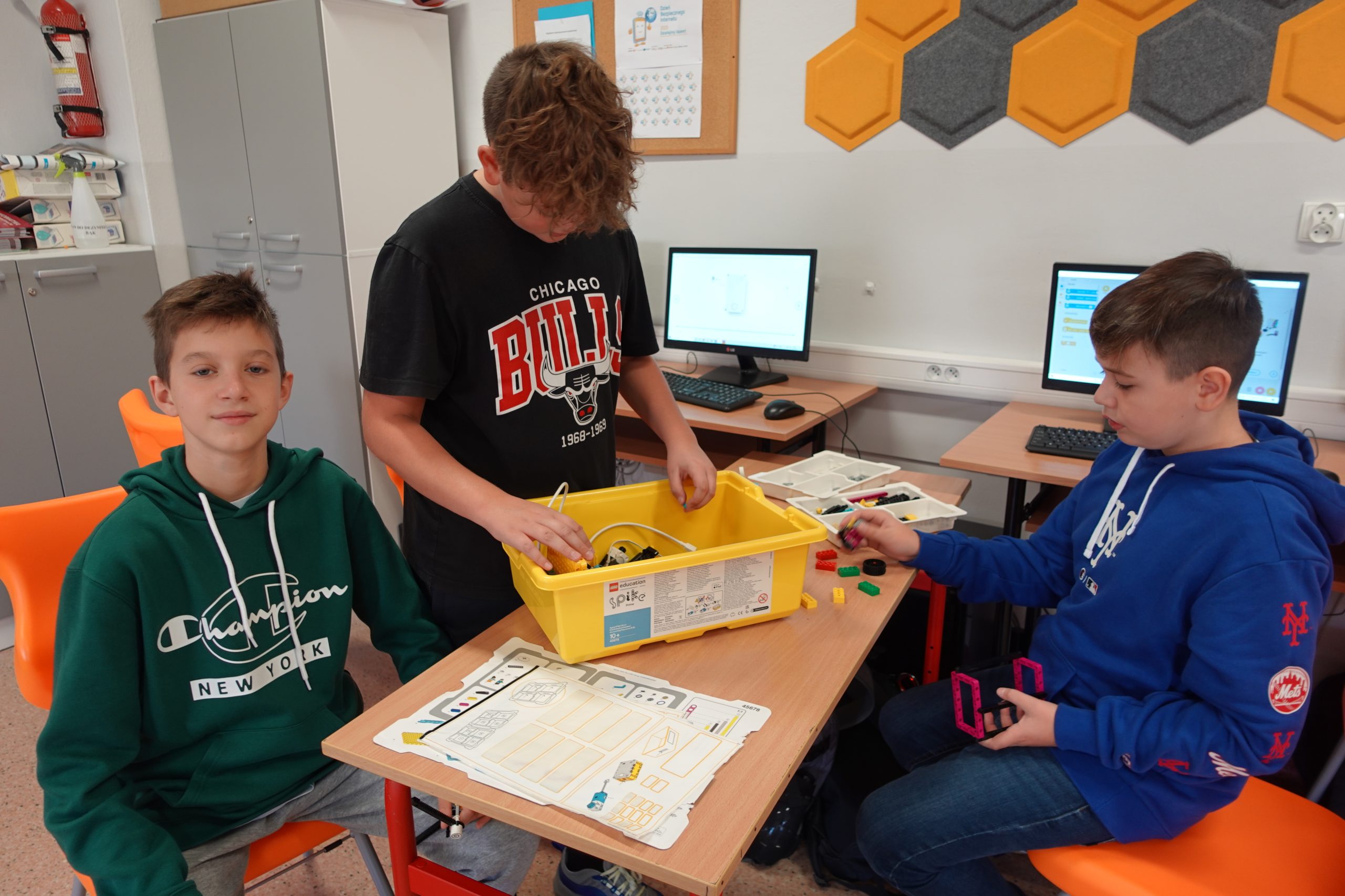 Uczniowie podczas Europejskiego Tygodnia Kodowania- Code Weeek 2024