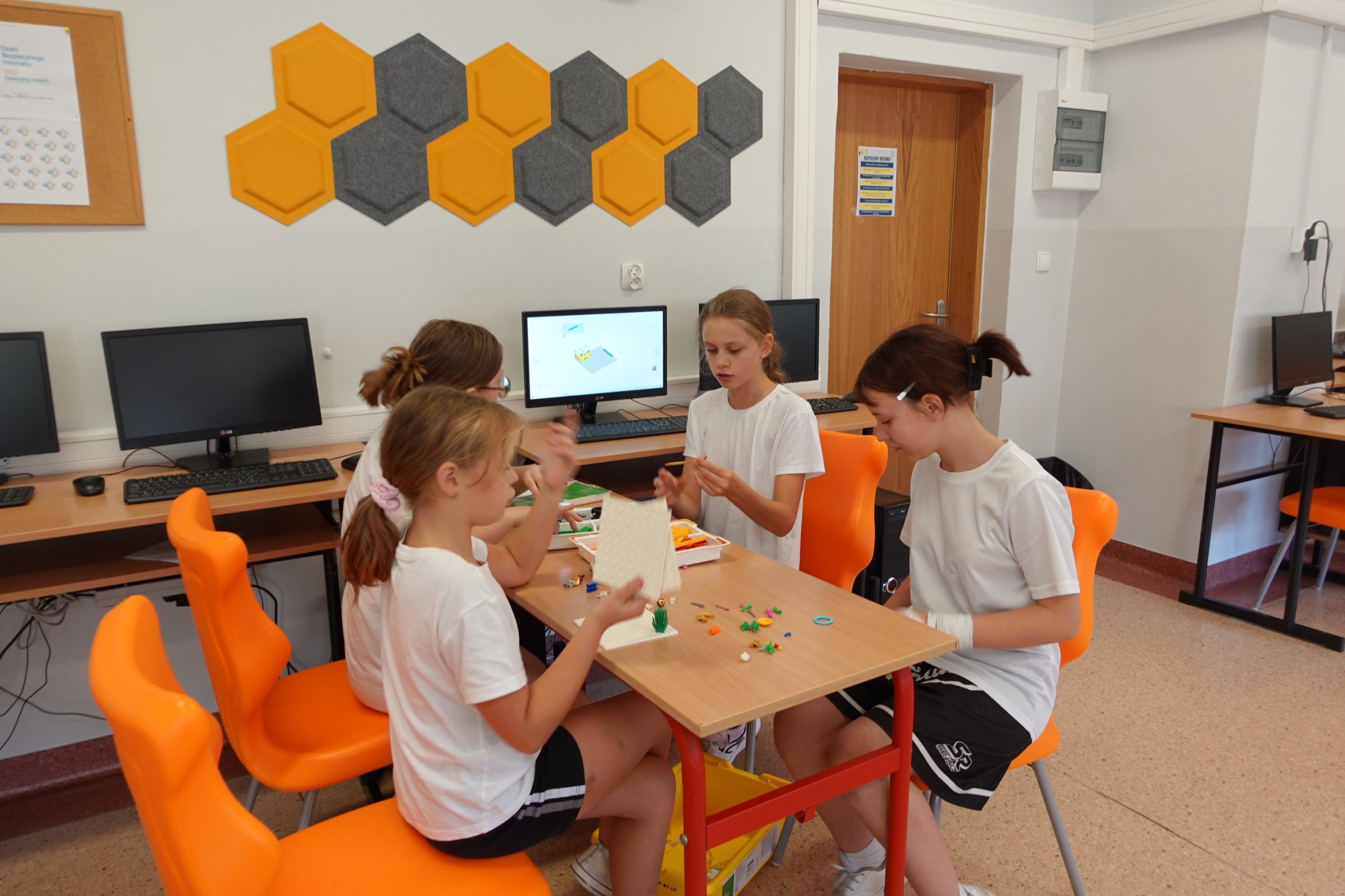 Uczniowie podczas Europejskiego Tygodnia Kodowania- Code Weeek 2024