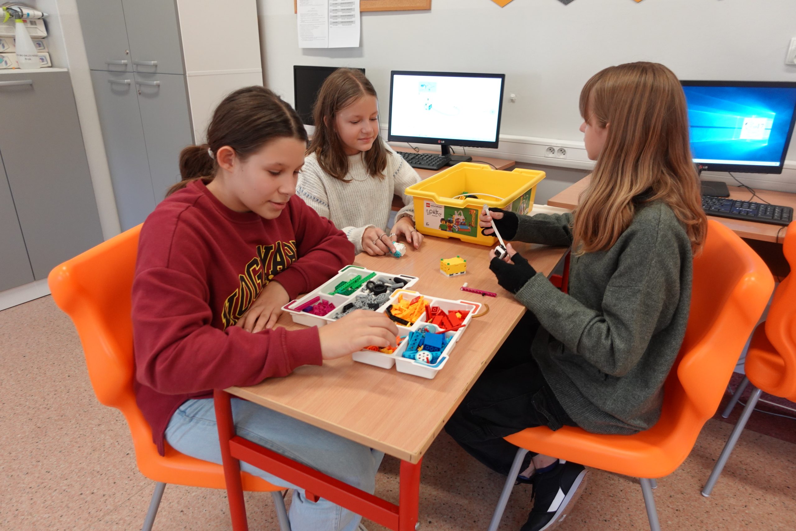 Uczniowie podczas Europejskiego Tygodnia Kodowania- Code Weeek 2024