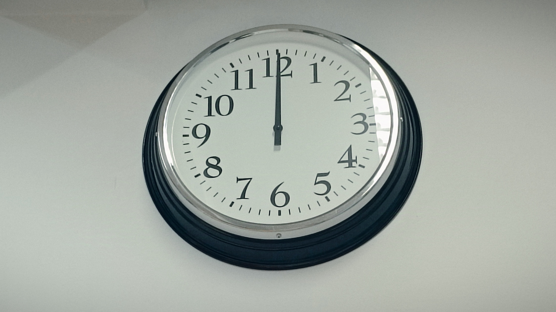 zdjęcie zegara, godzina 12